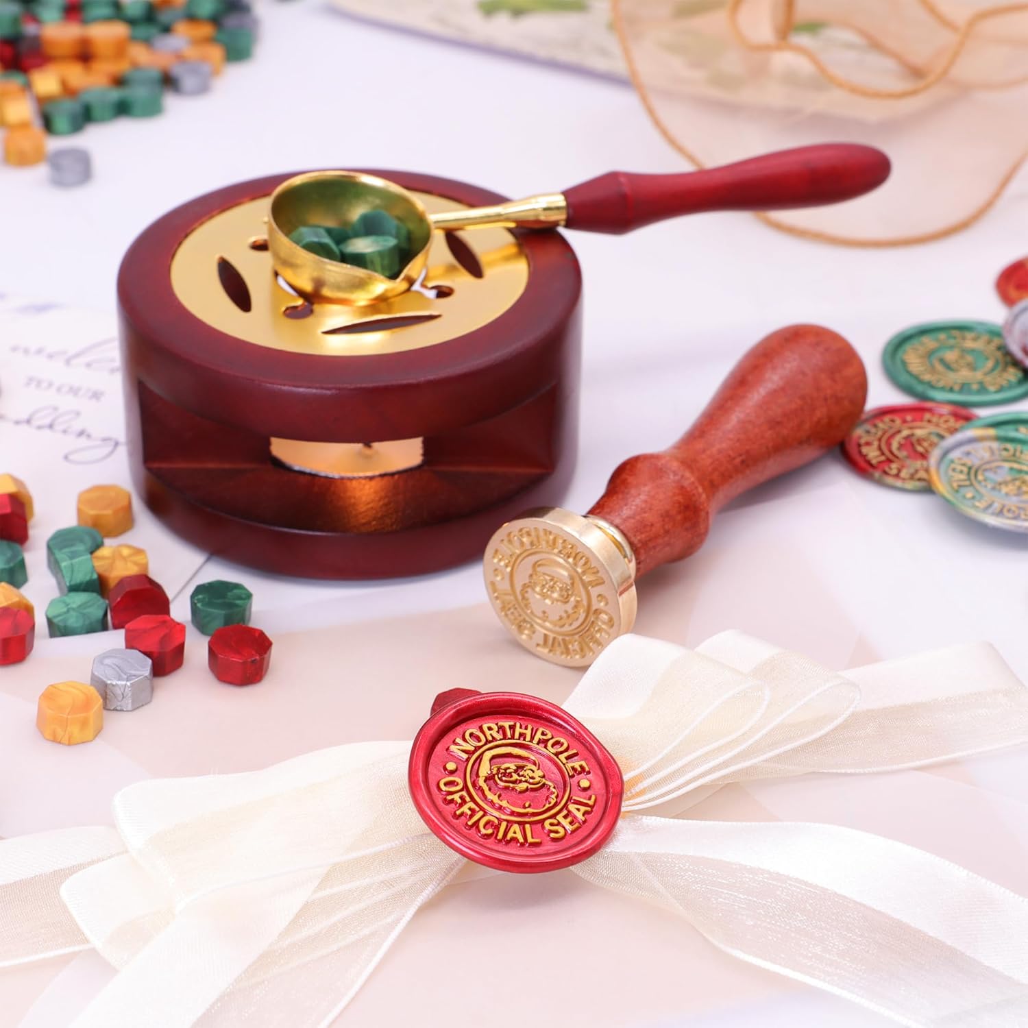 SWANGSA Kit de sellado de cera de Navidad, 1450 cuentas de cera de sellado, kit de sellos de cera de Papá Noel, calentador de sello de cera, cuchara