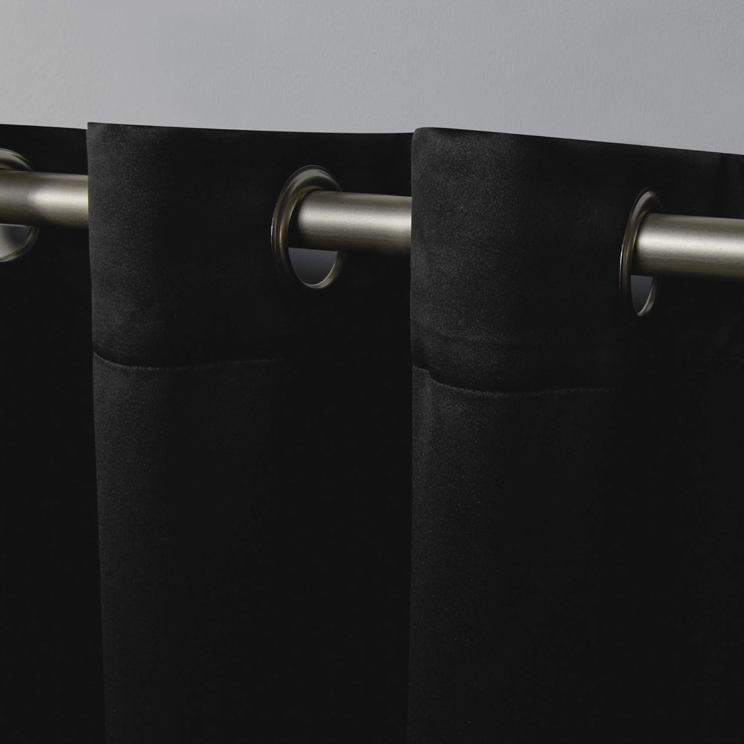 Exclusive Home Curtains – Par de paneles de cortinas, modelo Academy, con ojales para bloqueo total de luz