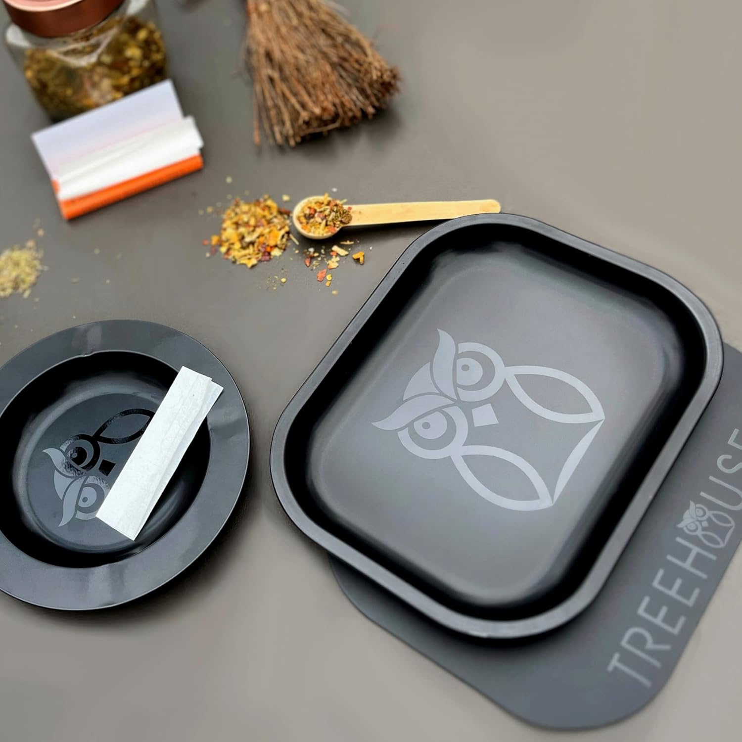 Black Treehouse – Juego de bandejas rodantes con tapa magnética suave de PVC, cenicero incluido para almacenamiento en el hogar o viajes, 7 x 5.5