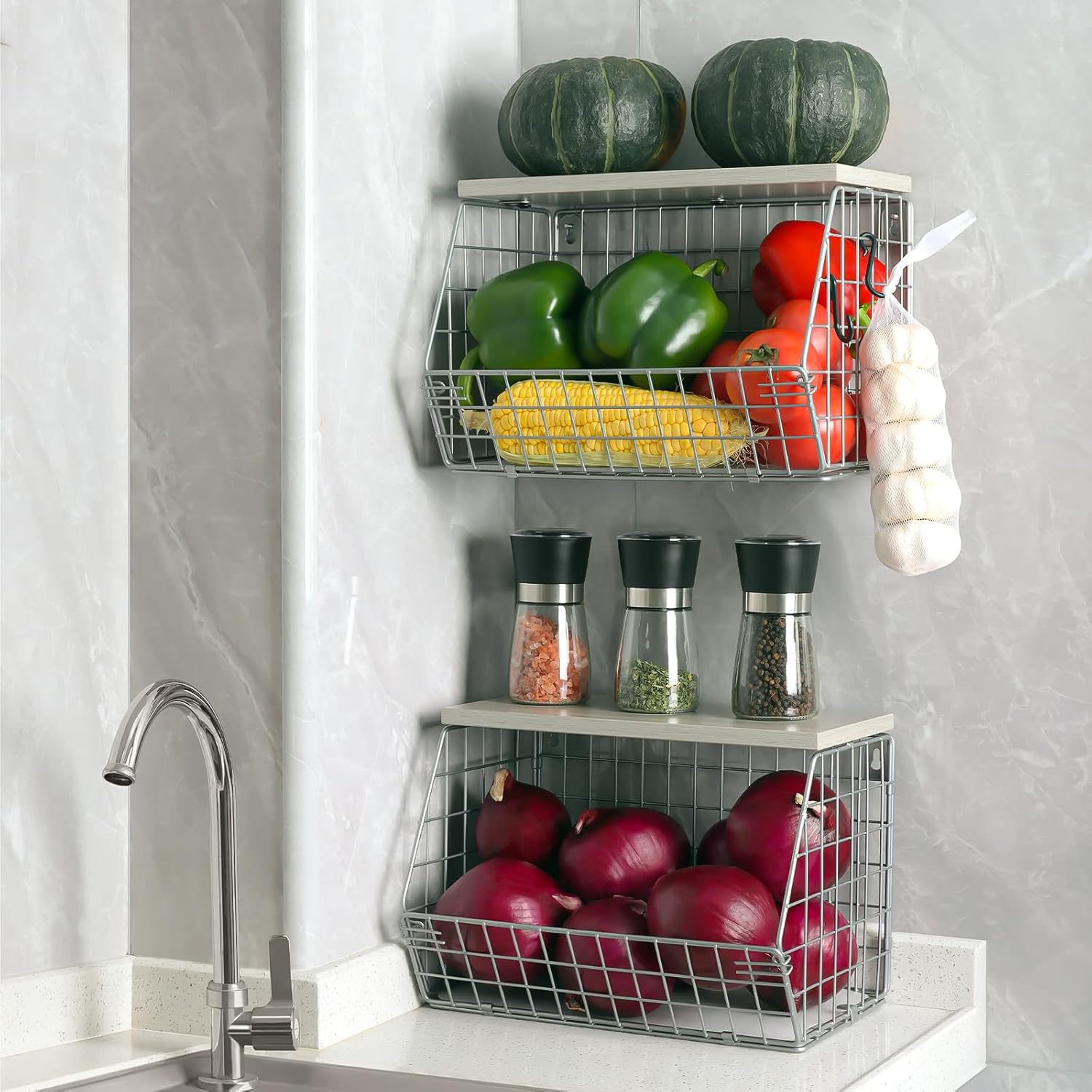 2 cestas de frutas plateadas, apilables montadas en la pared y cesta de almacenamiento con tapa de madera, cesta de alambre colgante de cocina para