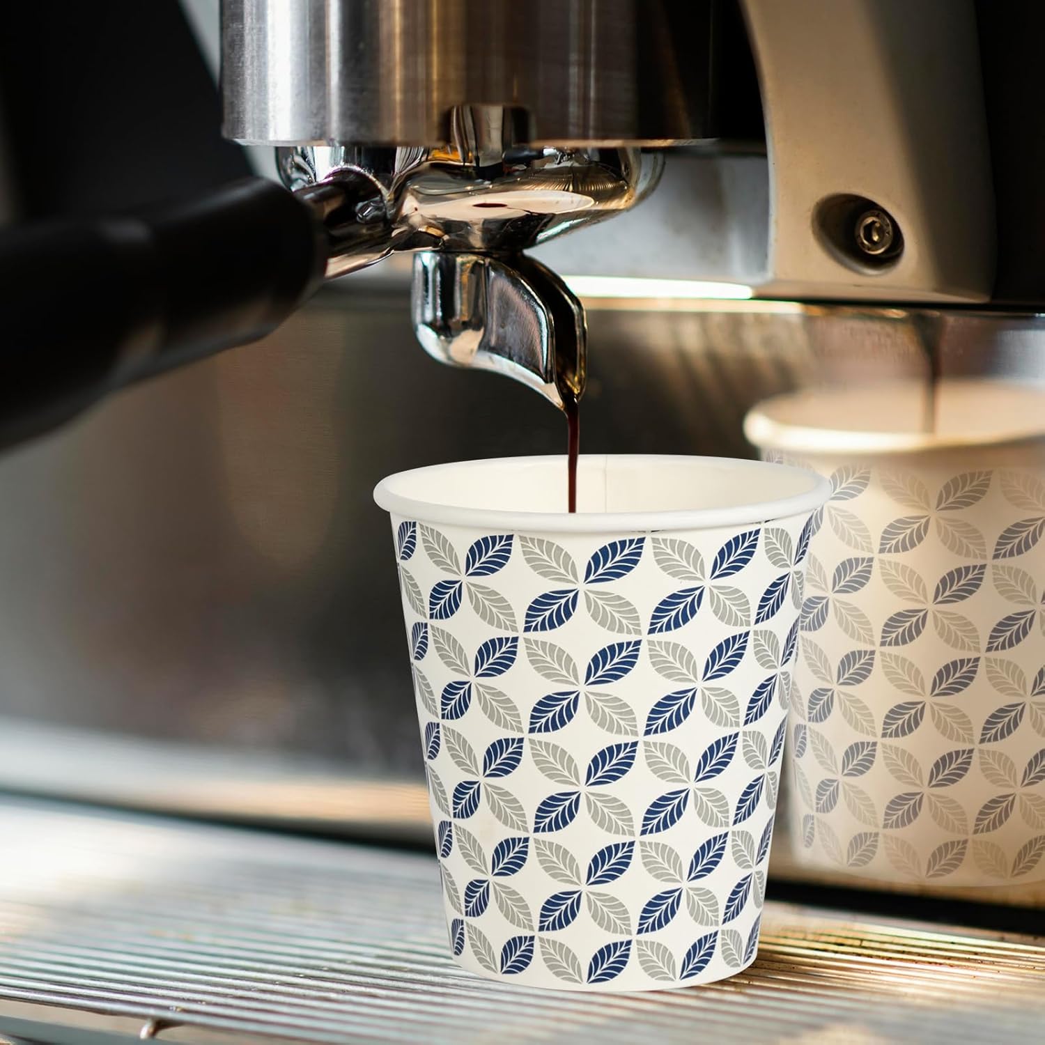 JOLLY CHEF Paquete de 100 tazas de café de papel de 10 onzas, vasos desechables de papel impreso con tapas, fundas y agitadores para el hogar,