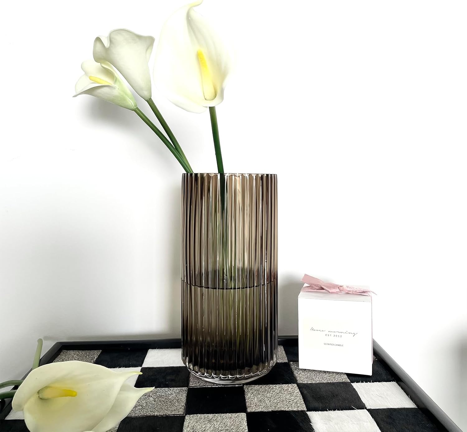 Jarrón de flores, moderno jarrón redondo grande de vidrio acanalado marrón para decoración de escritorio de oficina en casa