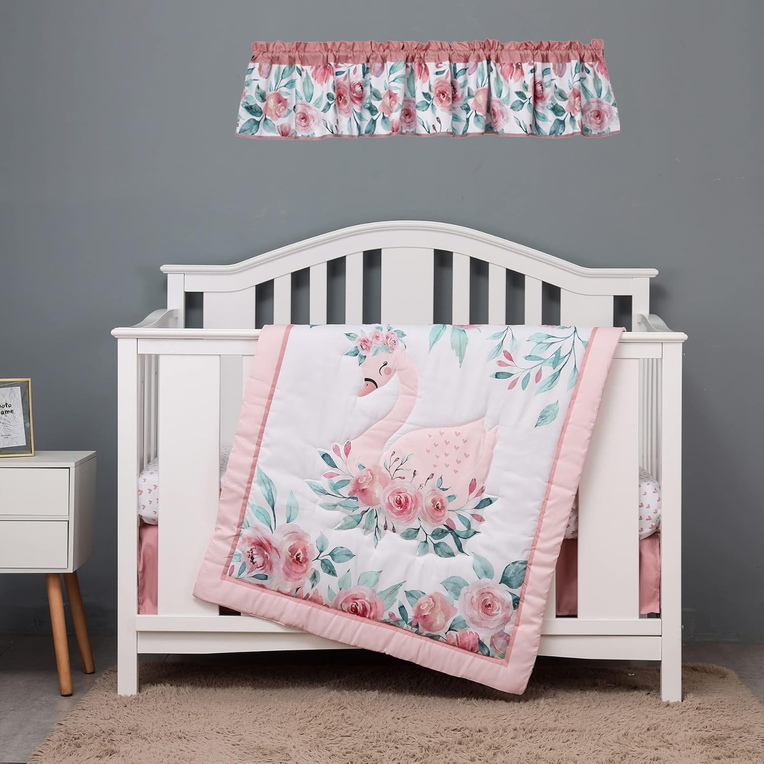 Juego de ropa de cama de 4 piezas para cuna de cisne rosa rosa con temática de cisne floral, 1 edredón, 1 falda, 1 sábana bajera, 1 cenefa de