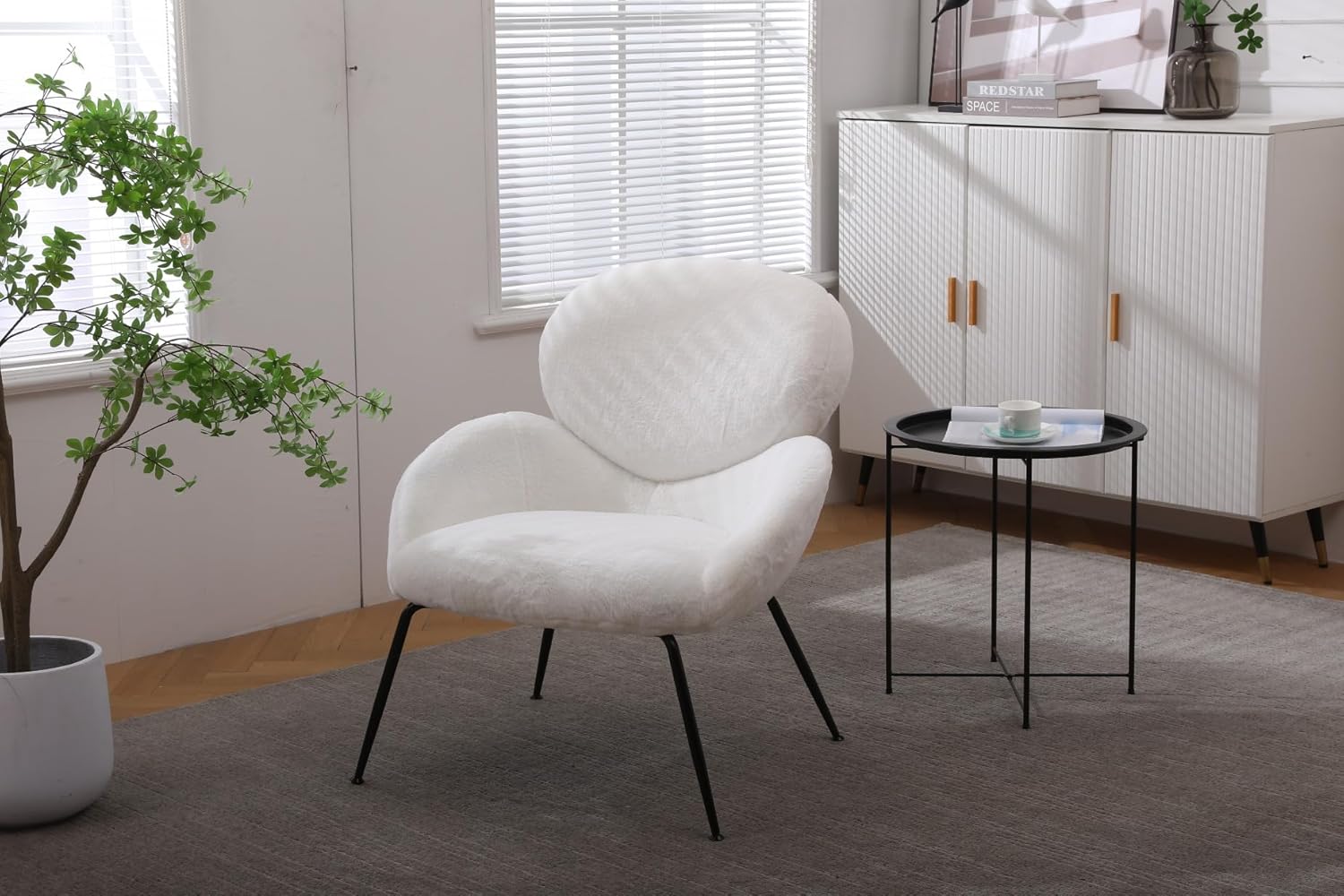 TRIPLE TREE Silla decorativa de sherpa, sillón tapizado de piel sintética con patas de metal negro y almohadillas ajustables para los pies, cómoda