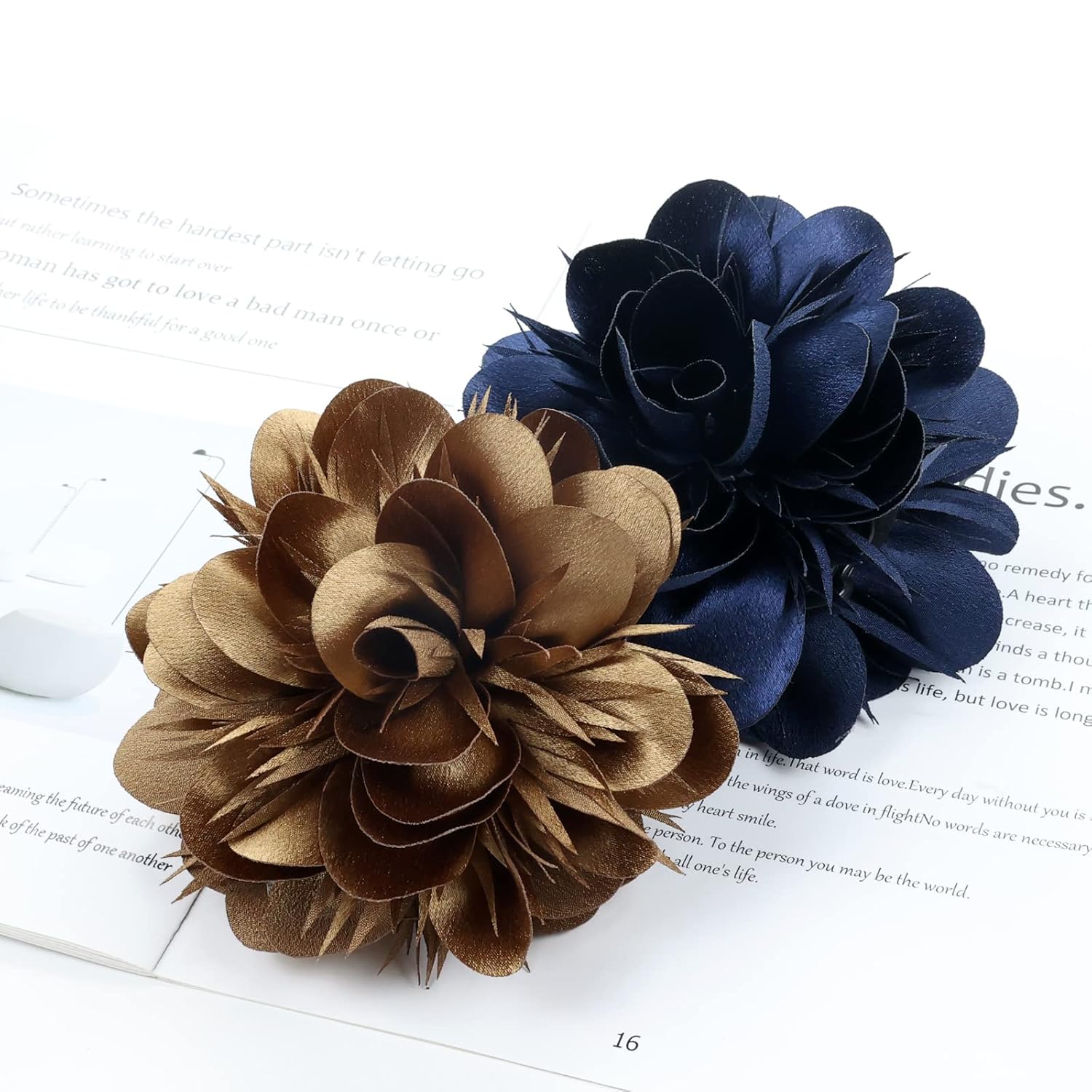 Paquete de 4 pinzas de plástico para el cabello con flores de satén grandes, pasadores, mandíbulas, abrazaderas, soportes para moño, accesorios para