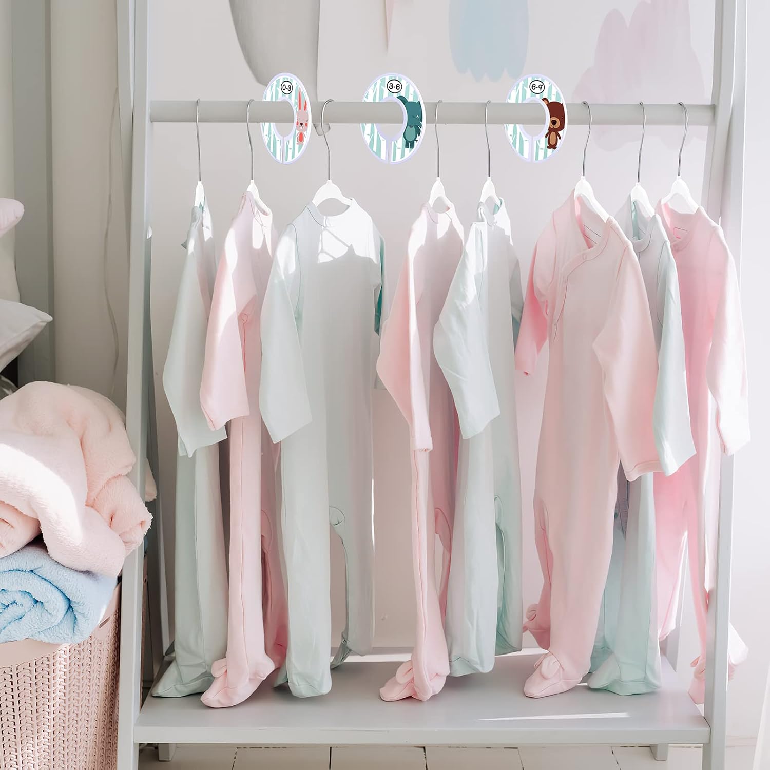 VIS’V – Perchas de terciopelo para niños, 11 pulgadas, color blanco, antideslizantes, para ropa de bebé, con 6 bonitos divisores de ropa para bebés,