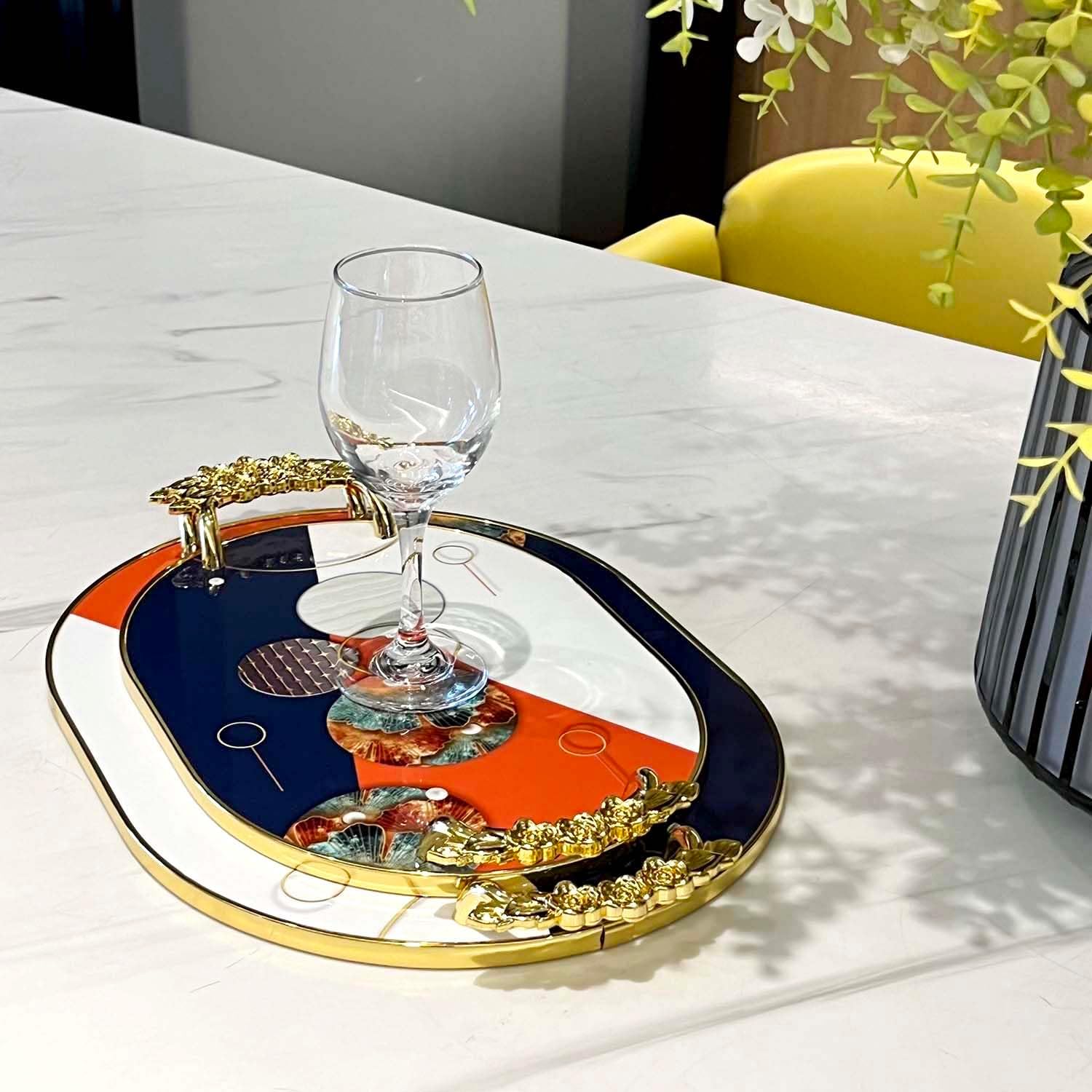 Zosenley Bandeja decorativa, juego de 2 bandejas de plástico con asas doradas, bandeja ovalada de tocador para baño, cocina, otomana y mesa de café