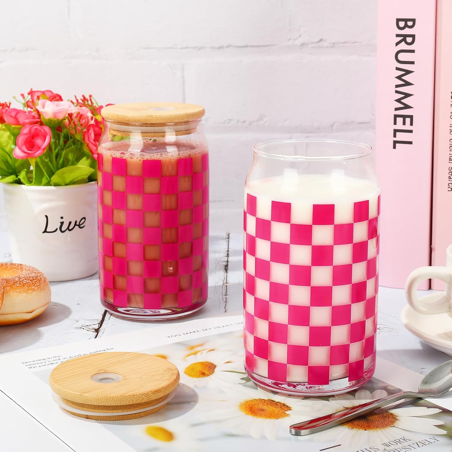 Whaline Paquete de 2 vasos a cuadros de 16 onzas, vasos a cuadros rosados, taza de café helado a cuadros con tapa de bambú, popote de vidrio para
