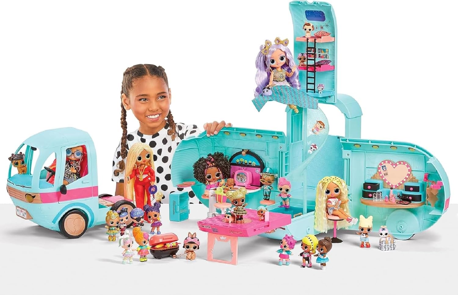LOL Surprise OMG Glam N’ Go Camper Playset con más de 50 sorpresas y juego de 360, totalmente amueblado con piscina, tobogán de agua, literas,