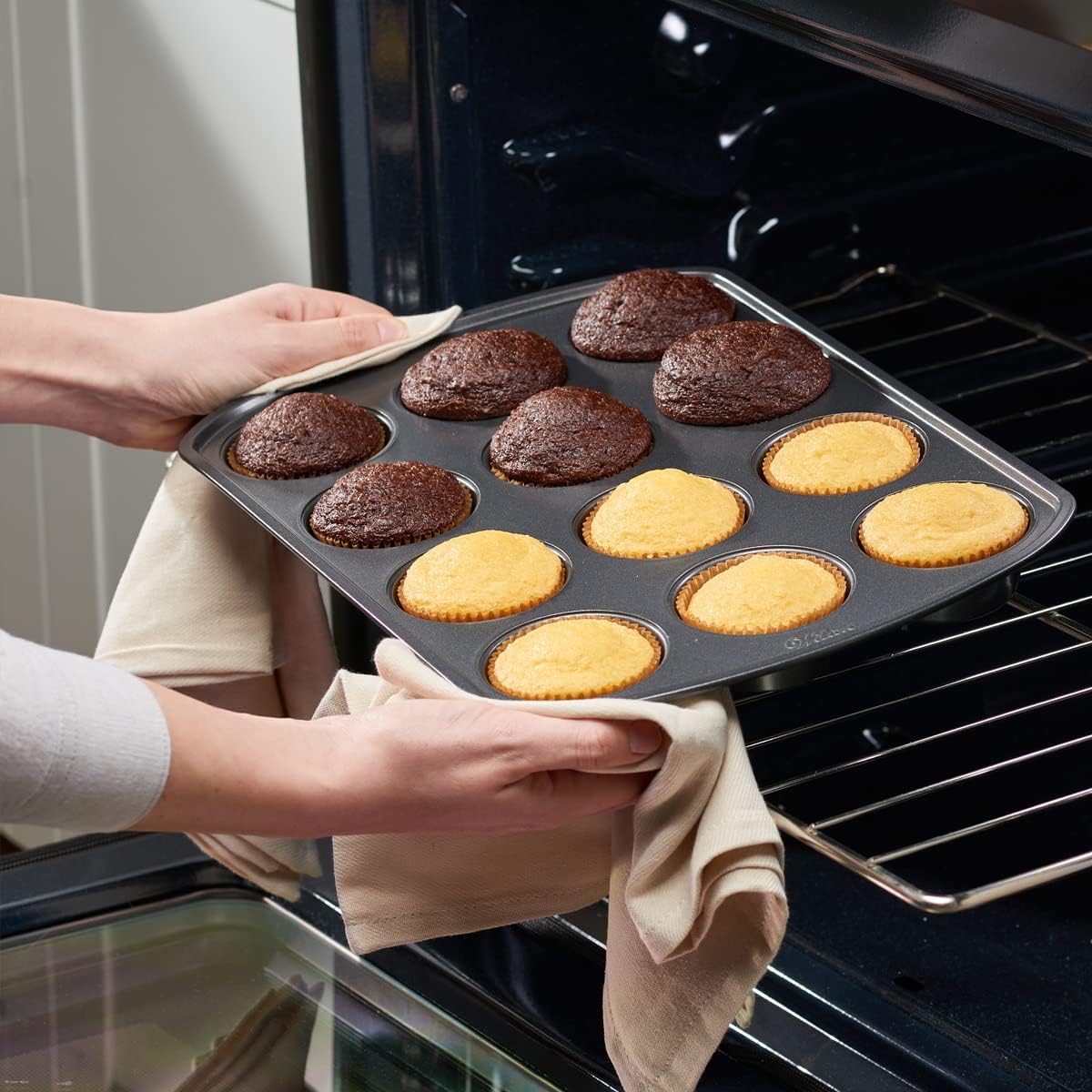 Comfy Package, 500 piezas Revestimientos Kraft para cupcakes de tamaño estándar, grado alimenticio y a prueba de grasa, tazas para hornear
