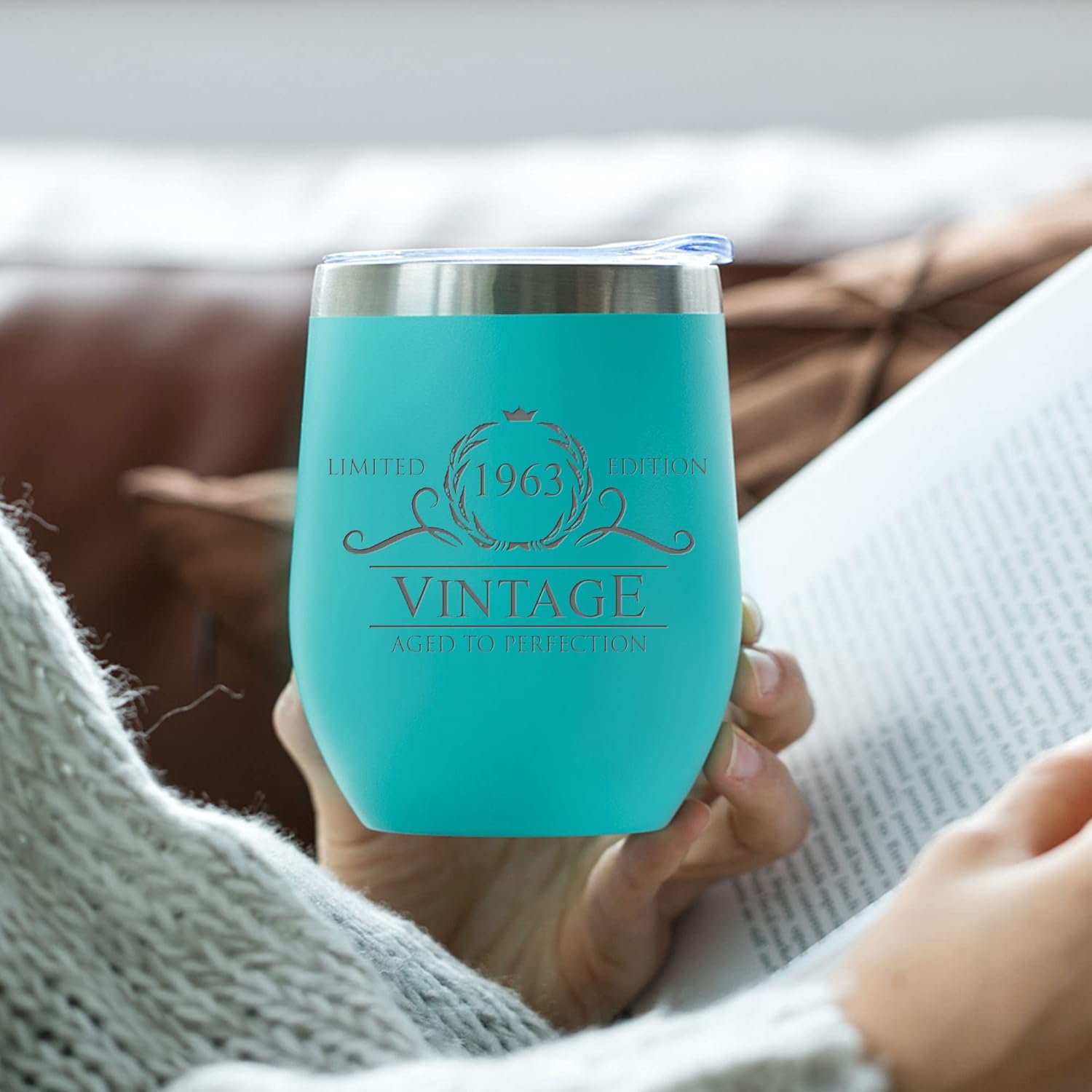 Regalos de cumpleaños número 60 para mujer, vaso de vino sin tallo de menta 1963 de 12 onzas, decoraciones de cumpleaños 60 para mujeres, regalos de