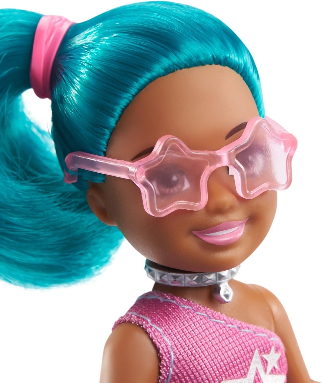 Barbie Chelsea Can Be Playset con muñeca Chelsea Rockstar Brunette (6 pulgadas), guitarra, micrófono, auriculares, 2 entradas VIP, gafas en forma de