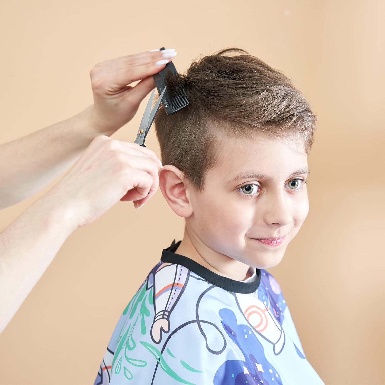 Capa de peluquería para niños, 51 x 36 pulgadas, capa profesional de corte de pelo con correa ajustable para el cuello, capa de corte de pelo unisex