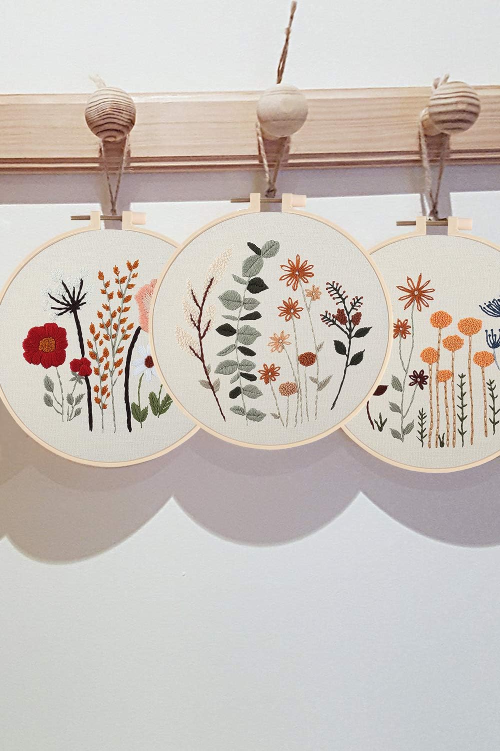 Uphome Paquete de 3 kits de bordado para principiantes con estampado de punto de cruz con bonitos patrones de flores y plantas con 1 aro de bordado