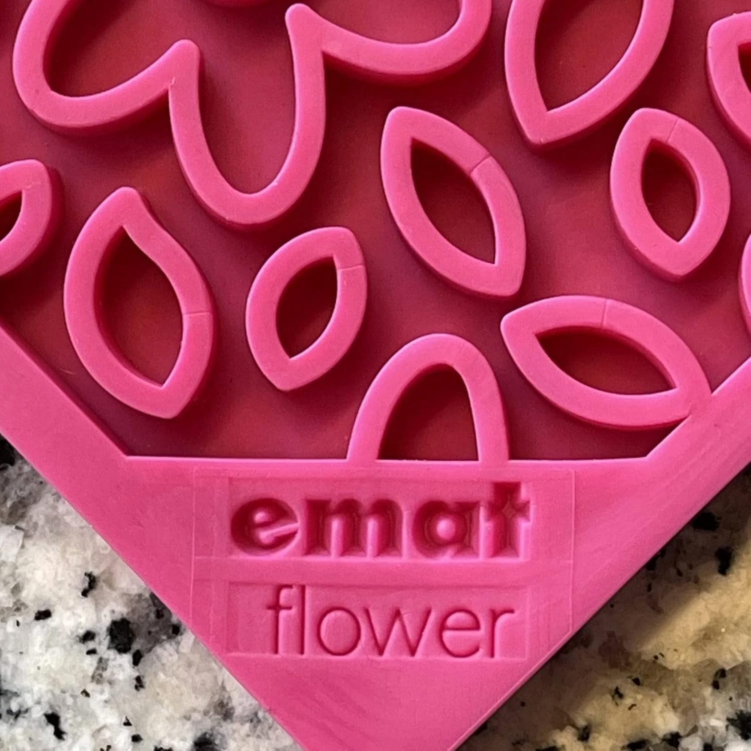 SodaPup Flower Power eMat – Comedero duradero para lamer fabricado en Estados Unidos con goma no tóxica, segura para mascotas, segura para alimentos