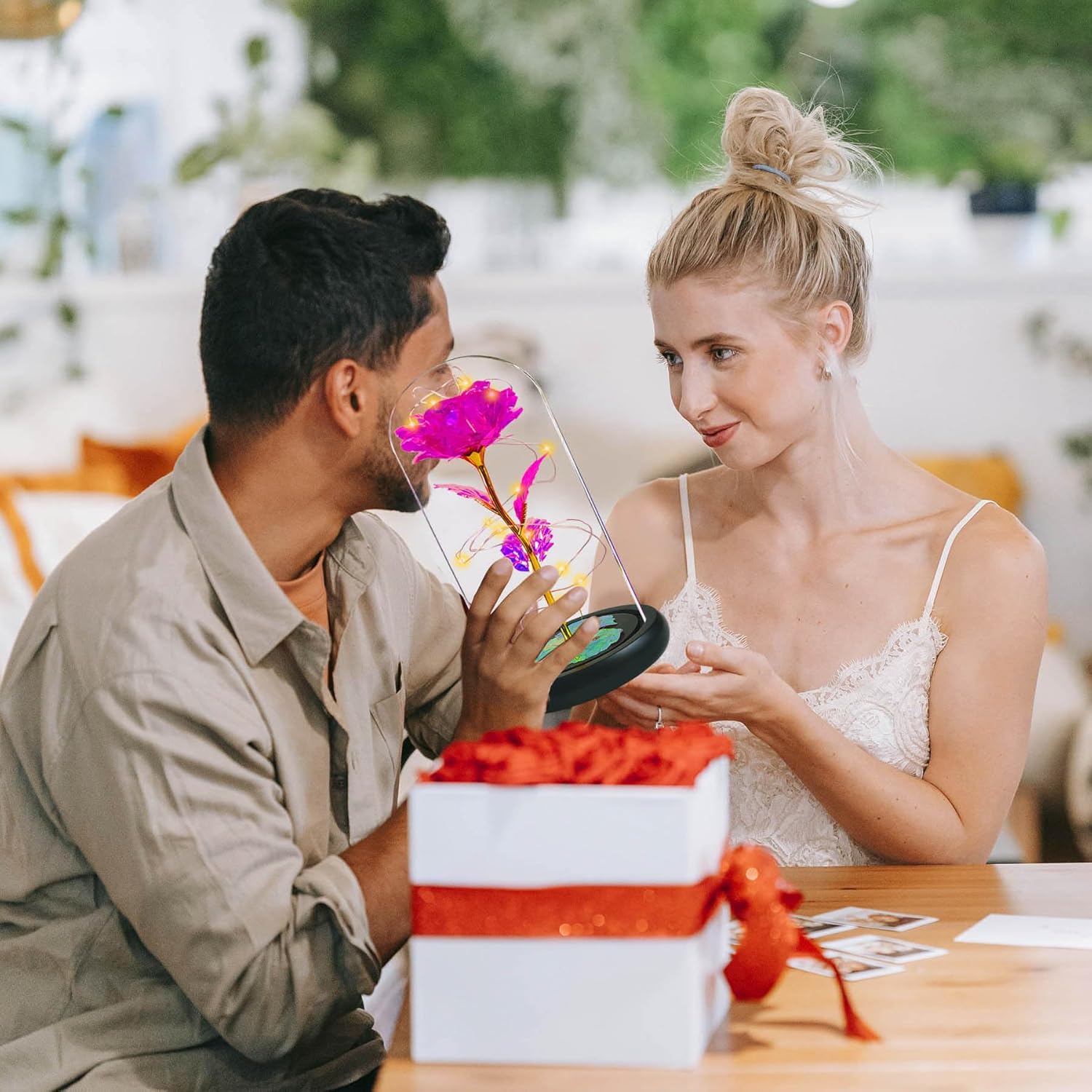 Jeekgsk Regalos de cumpleaños para mujeres, regalos de flores para ella, dura para siempre en una cúpula de cristal, rosas artificiales cálidas,