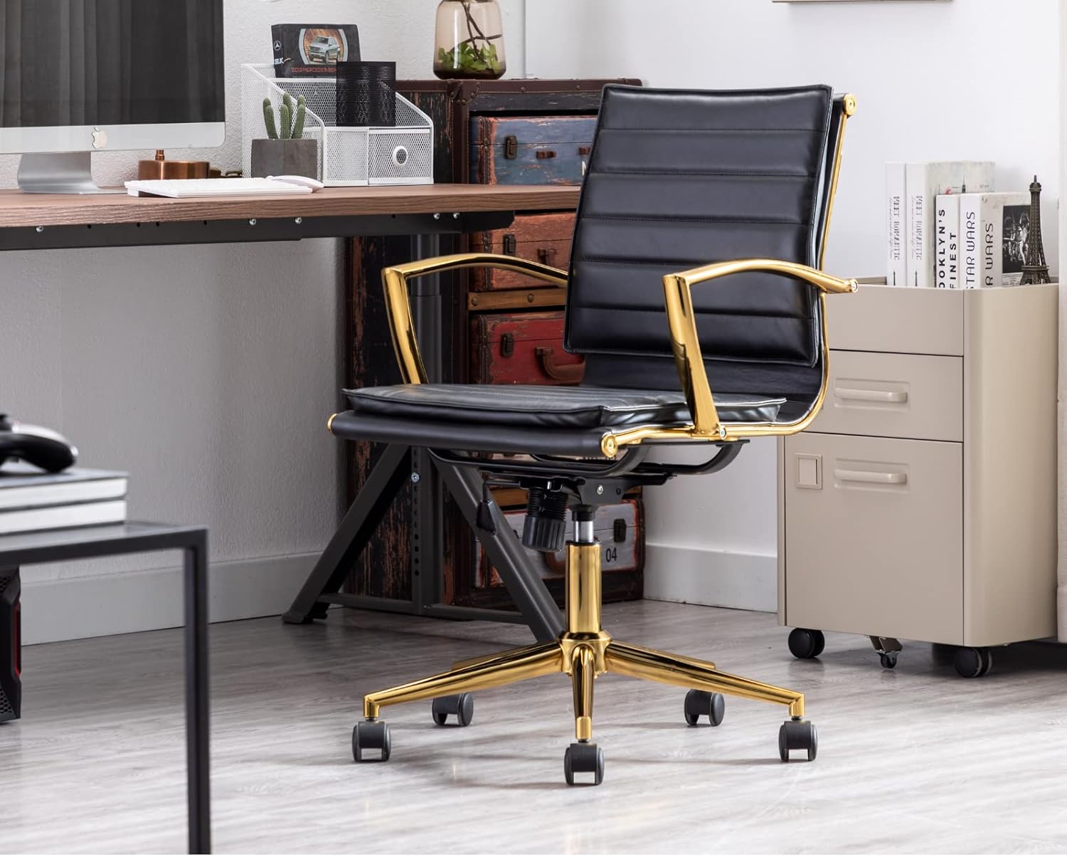 EALSON Silla de escritorio de cuero moderna, silla ergonómica de oficina con ruedas y brazos, base dorada, cómoda silla de trabajo para computadora,