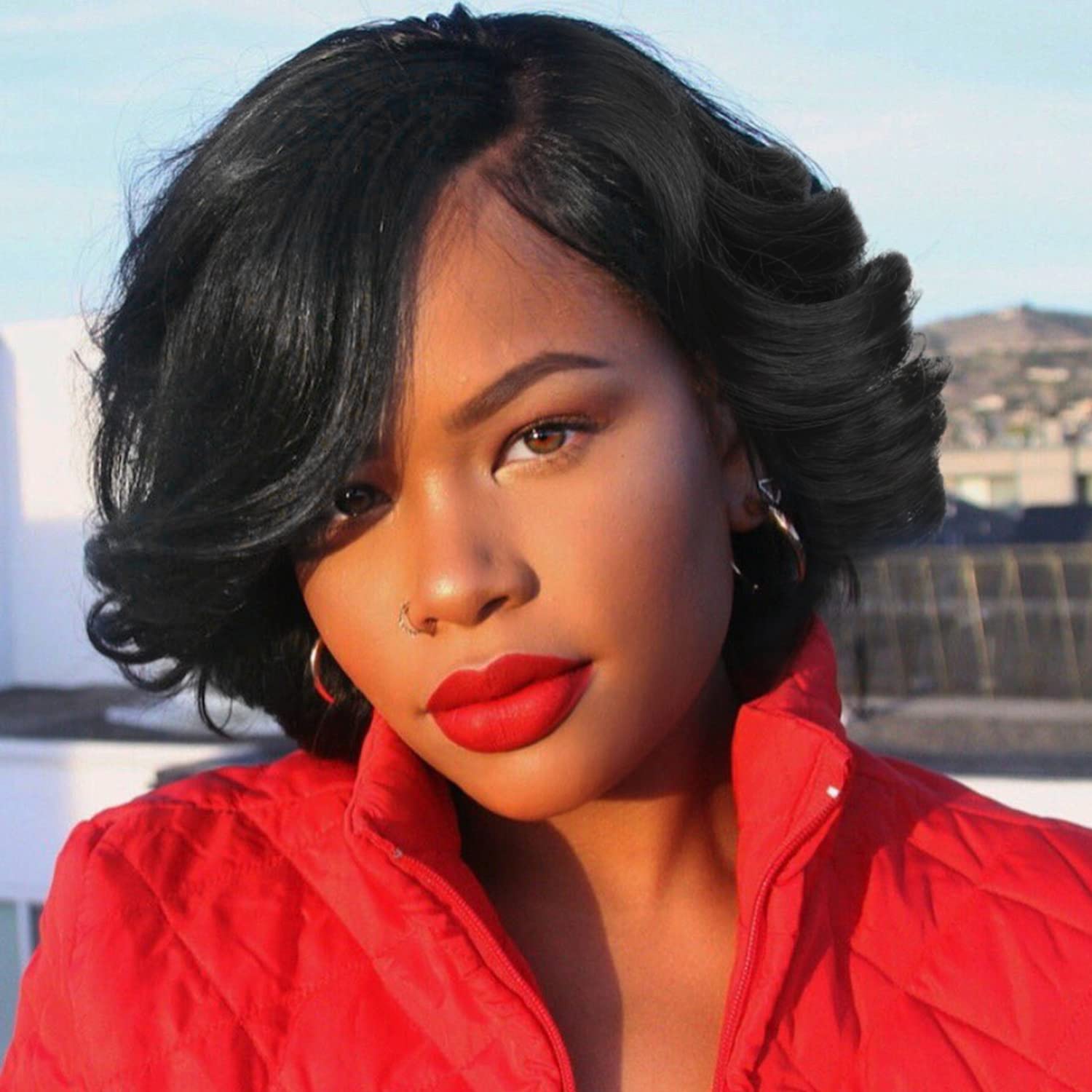 Quantum Love Pelucas cortas y rizadas estilo Bob, peluca de raya lateral suelta para mujeres negras, peluca sintética corta ondulada (10 pulgadas)