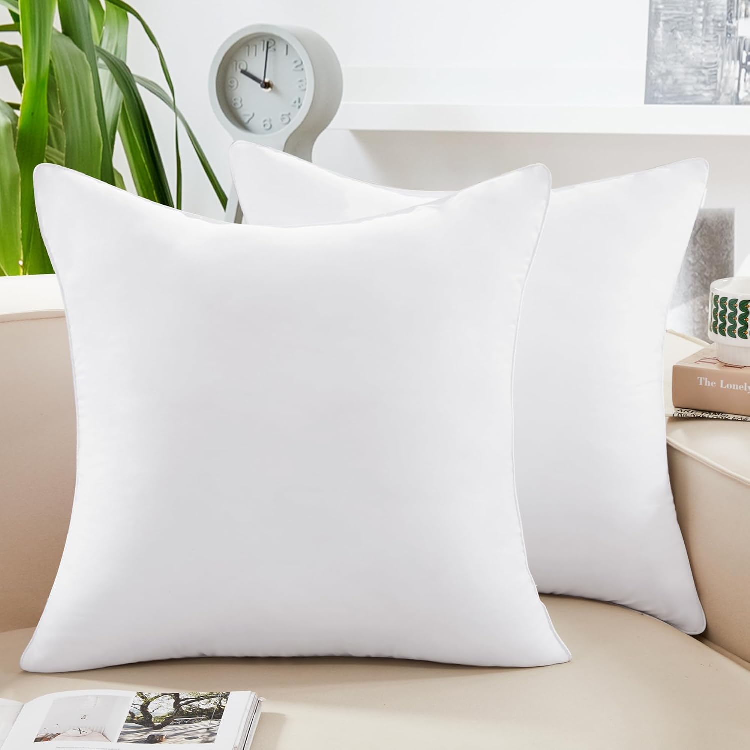 Deconovo Relleno de almohada de 22 x 22 pulgadas, paquete de 2 fundas de almohada blancas para sofá, fundas de almohada suaves y esponjosas para