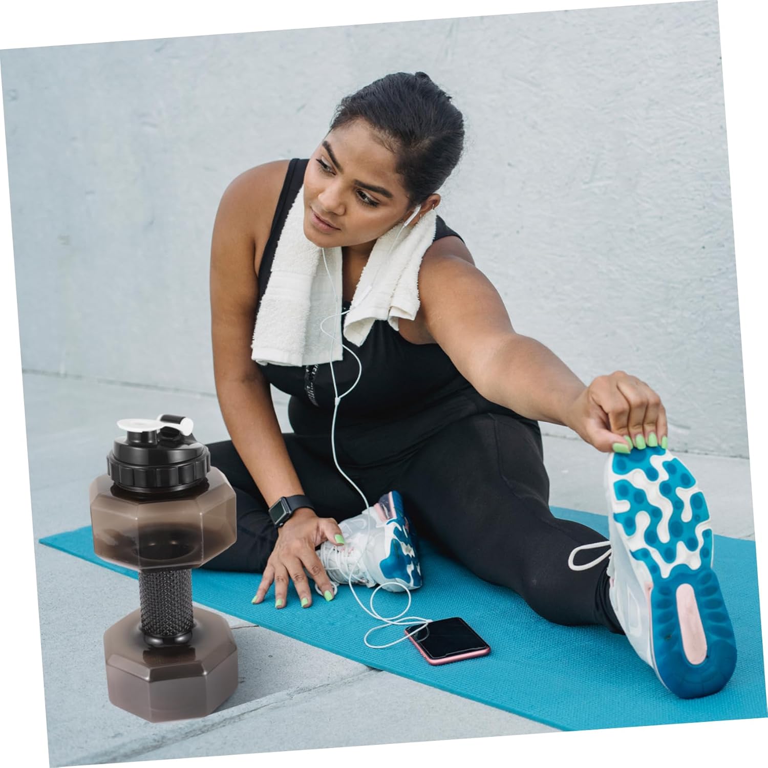 Kisangel Botella de agua con mancuernas, vasos de agua de plástico, máquina de gimnasio portátil, soporte de agua para bicicleta, gimnasio, botella