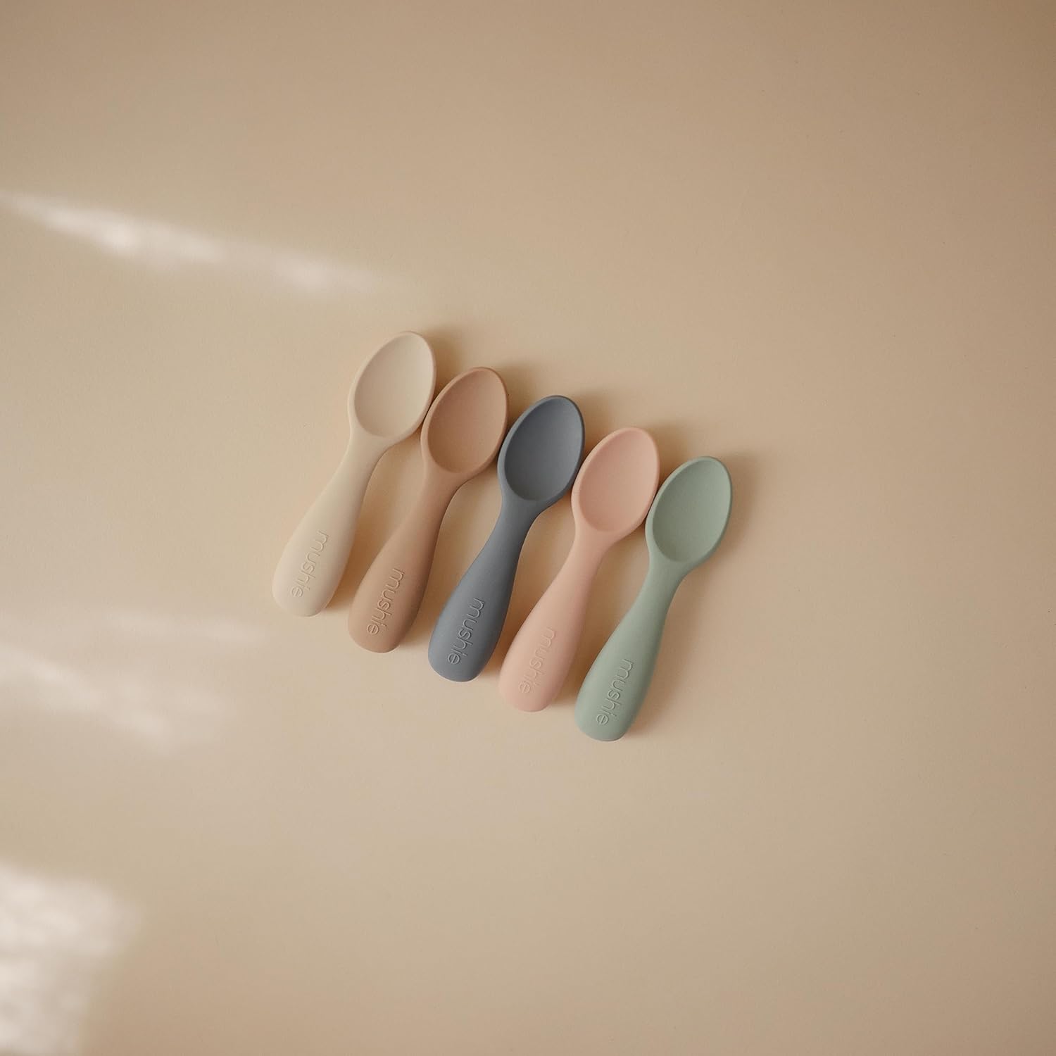 mushie Cucharas de silicona para niños pequeños  Paquete de 2 (TradewindsShifting Sand)