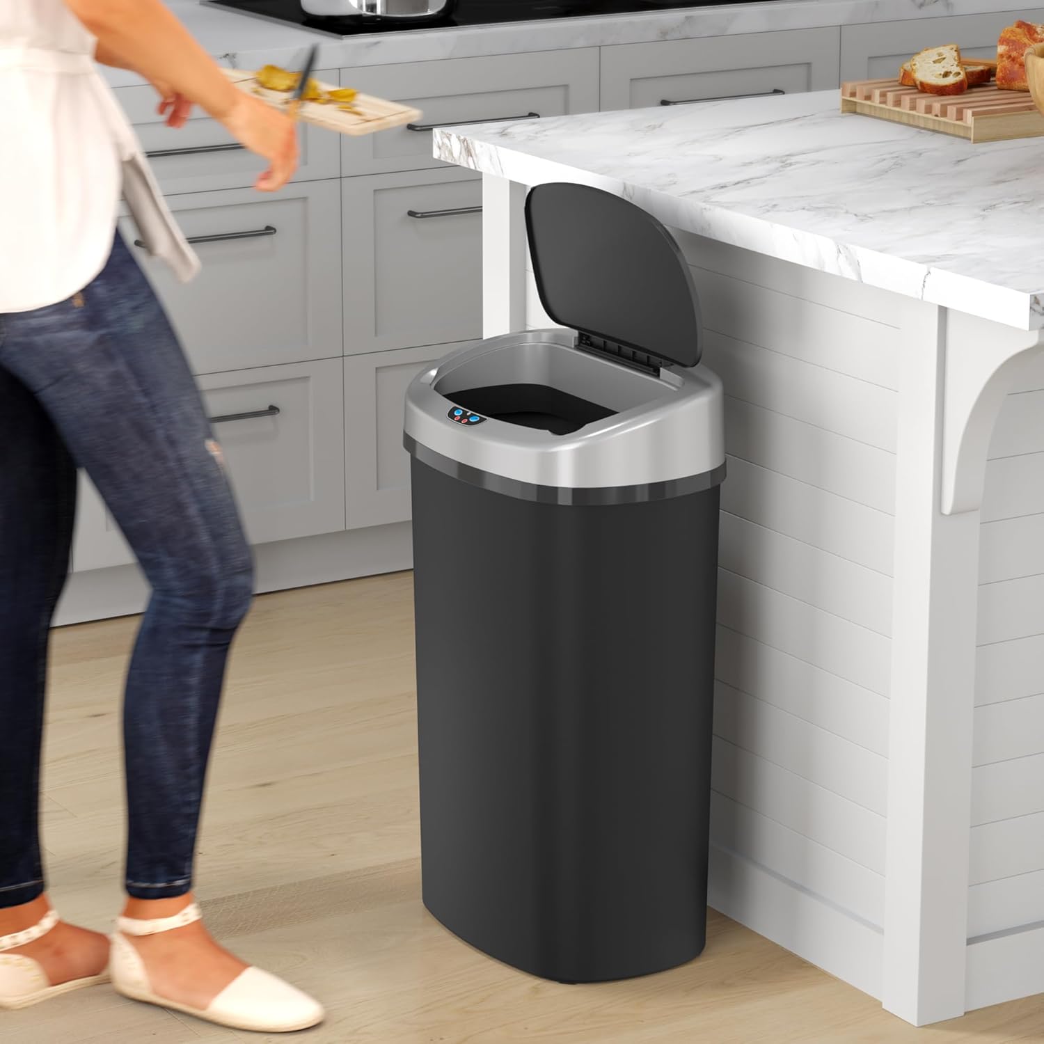 iTouchless Basurero de cocina con sensor de 13 galones con sistema de filtro de olor, cubo de basura de plástico duradero a prueba de abolladuras,