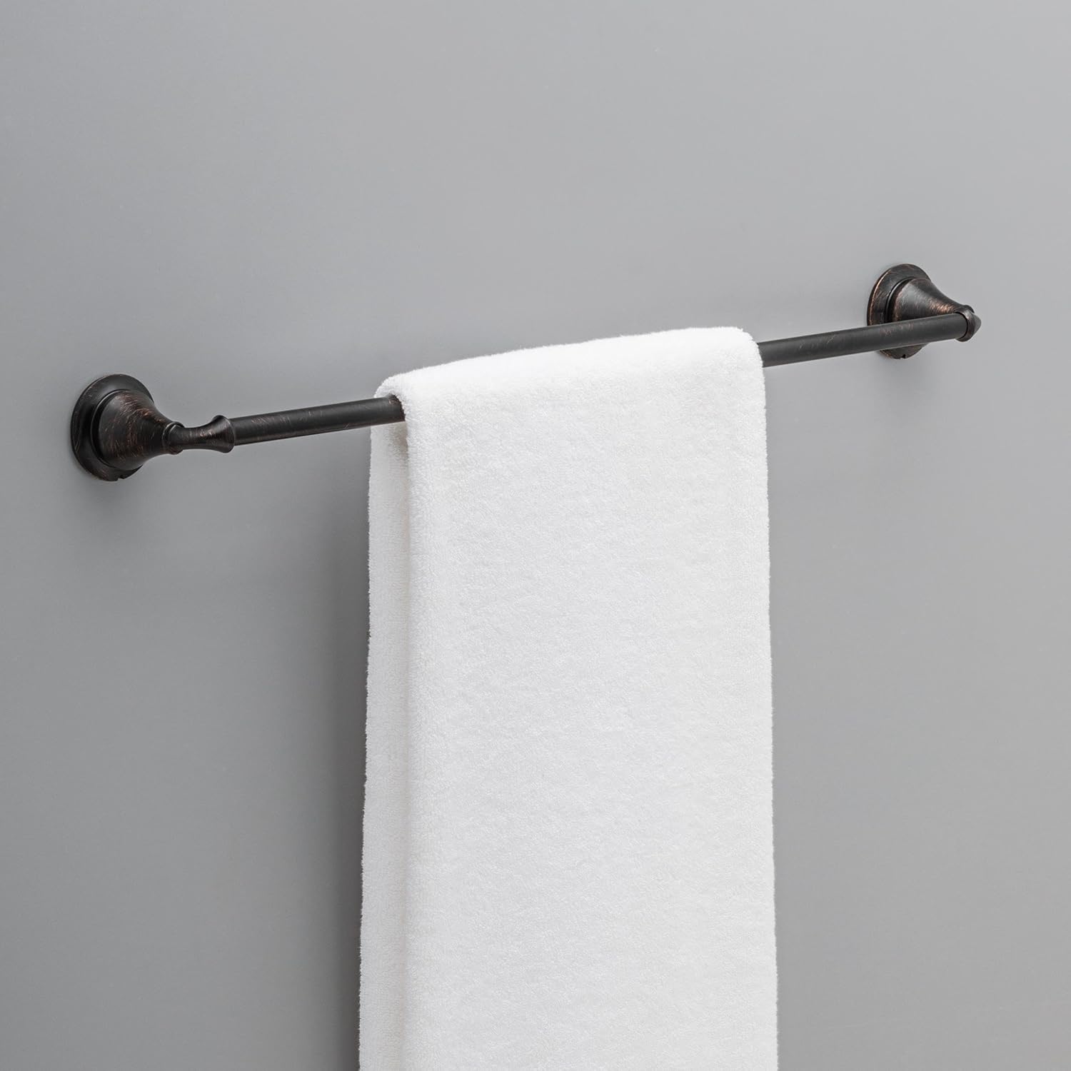 Accesorios de baño Delta Faucet Linden, toallero.