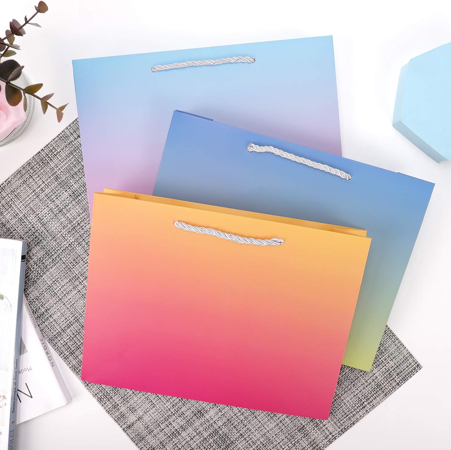 EUSOAR Bolsas de regalo de papel, 30 unidades de 3 colores mezclados de 10.6 x 3.1 x 8.3 pulgadas, bolsas de compras de papel kraft con asas, bolsas