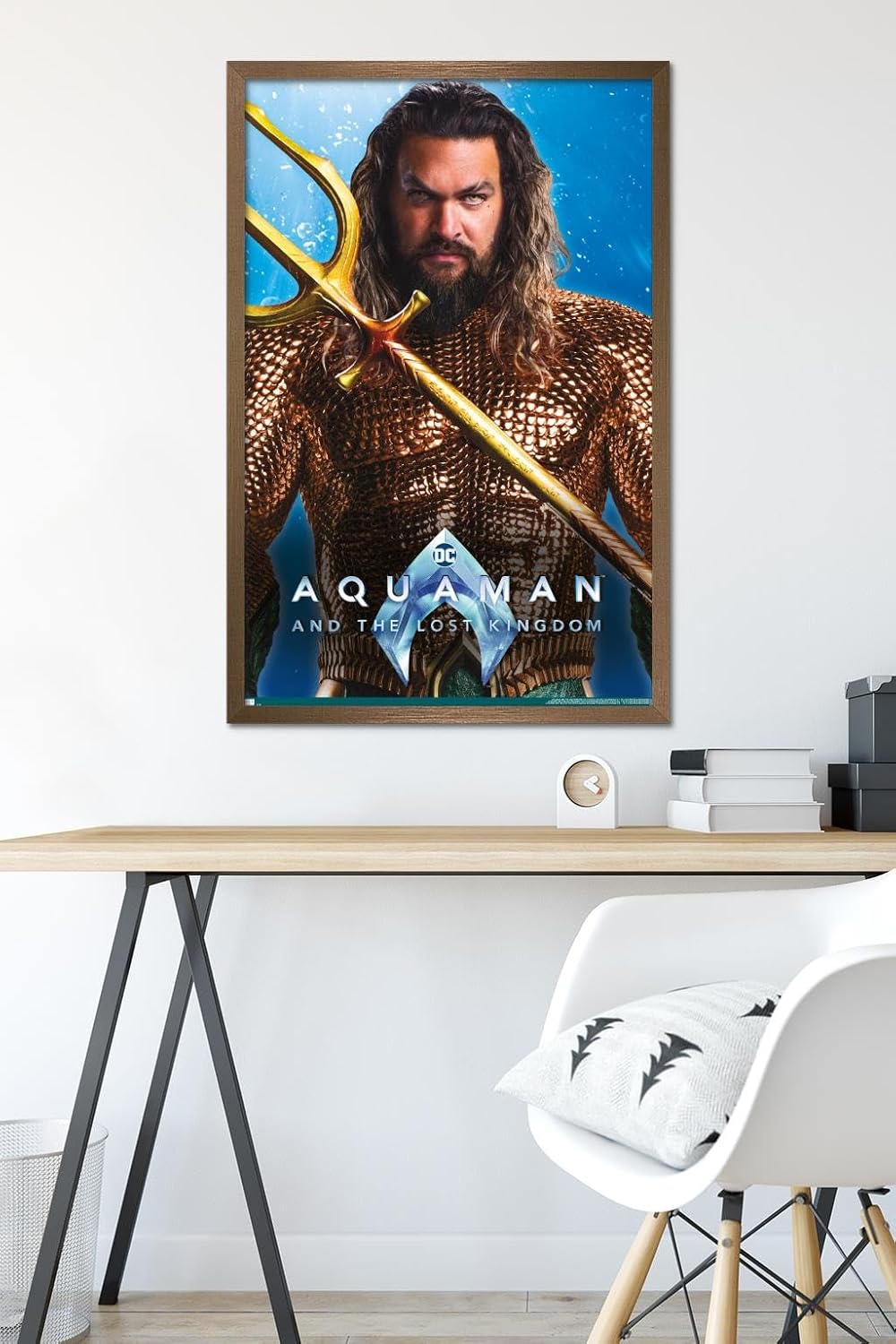 Trends International DC Comics Movie Aquaman y el Reino Perdido – Póster de pared de Aquaman, 22.37 x 34.00 pulgadas, versión enmarcada en bronce
