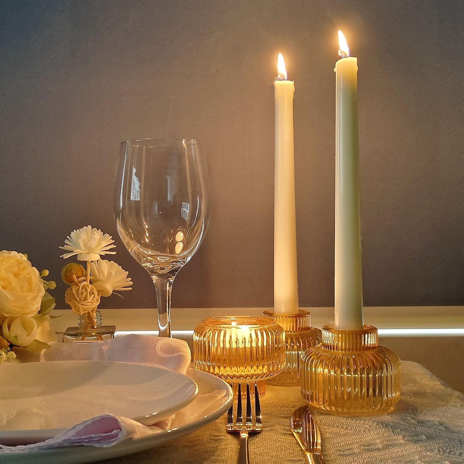 Woho Juego de 8 portavelas dorados para mesa de fiesta de boda, candelabros cónicos de vidrio acanalado para decoración de cumpleaños y Navidad
