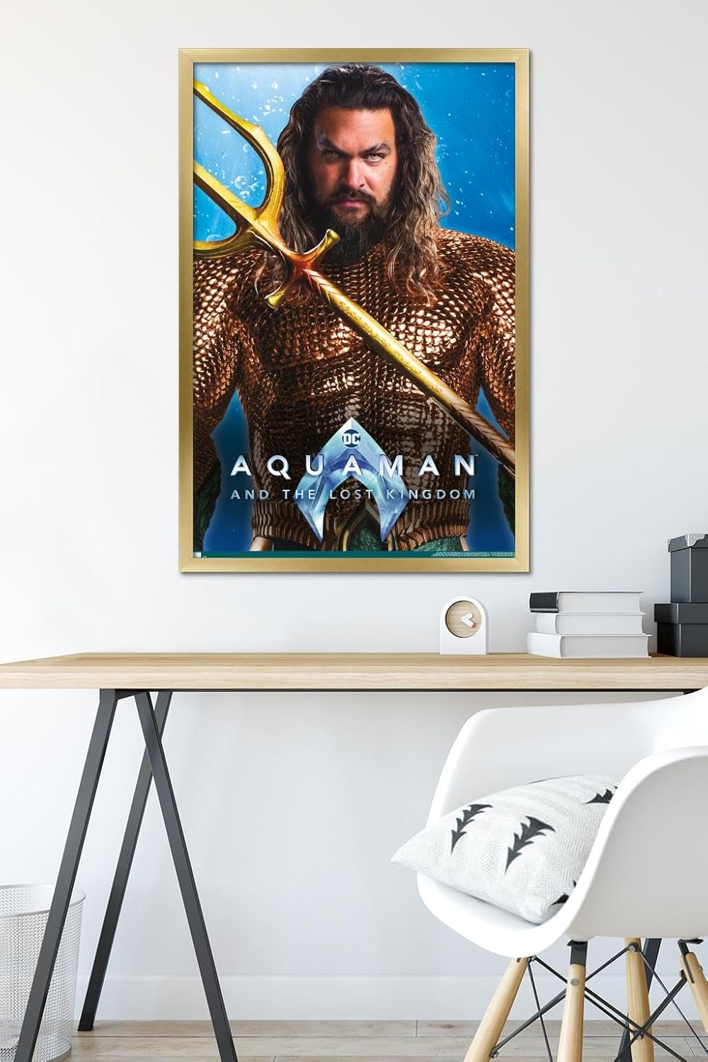 Trends International DC Comics Movie Aquaman y el Reino Perdido – Póster de pared de Aquaman, 22.37 x 34.00 pulgadas, versión enmarcada en oro