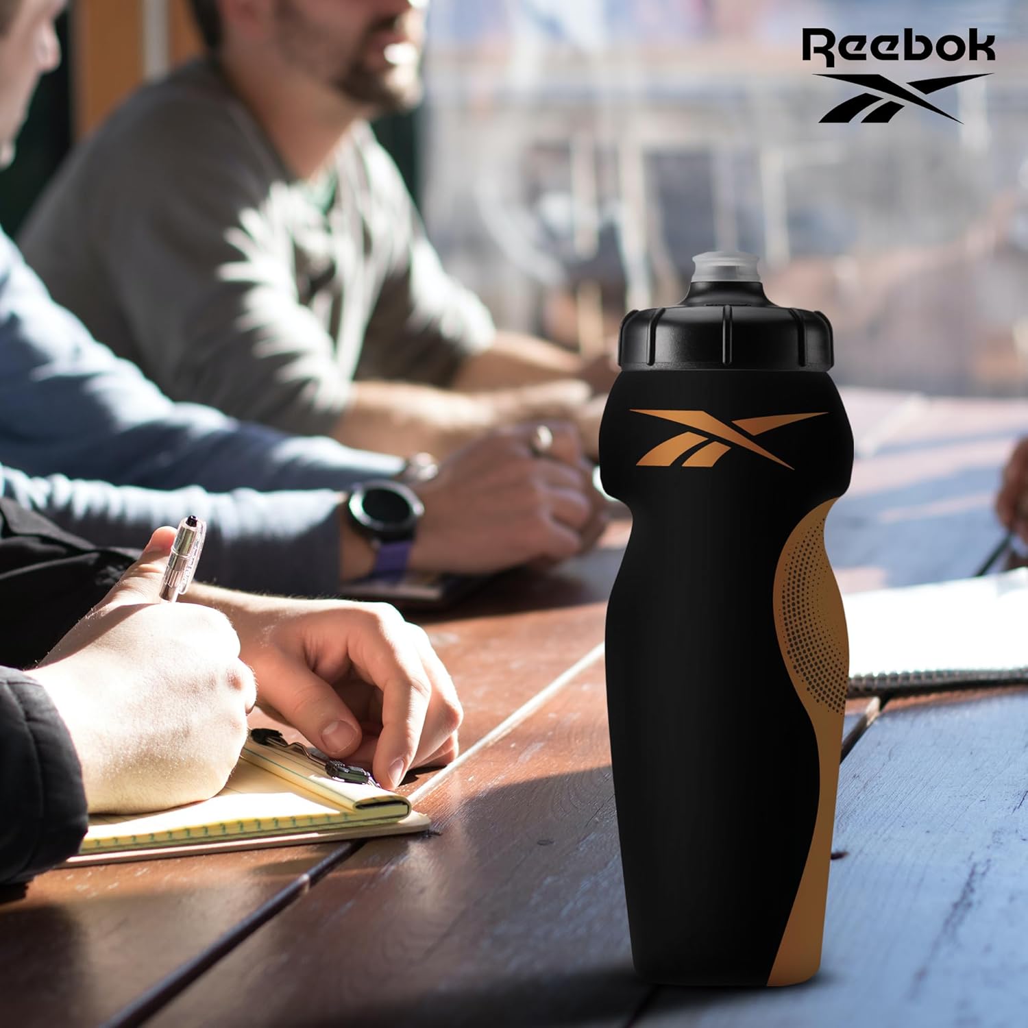 Reebok Botellas de agua para apretar con diseño atlético, botella de agua de 24 onzas, botella de agua deportiva, botella de agua reutilizable para