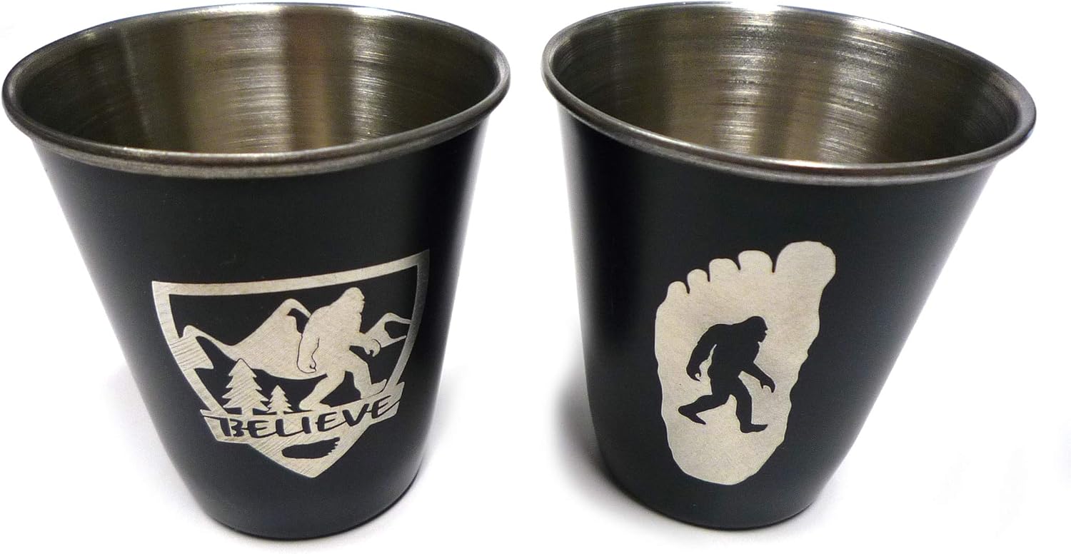 BELIEVE Bigfoot Shield – Vaso de chupito de acero inoxidable – BigfootSasquatchYetiWilderness Gift – Diseñado y fabricado en los Estados Unidos