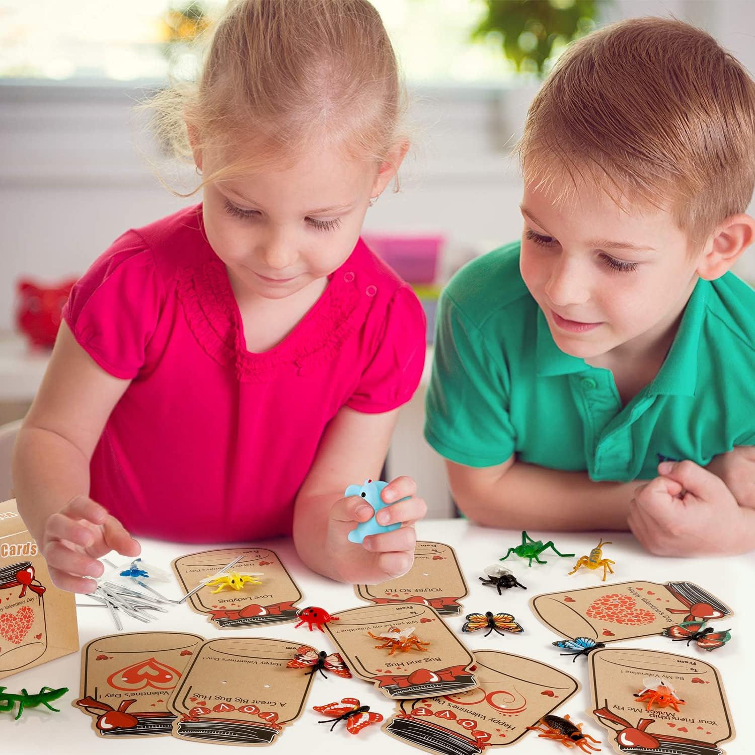 Tarjetas del día de San Valentín para niños, paquete de 36 regalos para el día de San Valentín para niños y 12 insectos de juguete diferentes,
