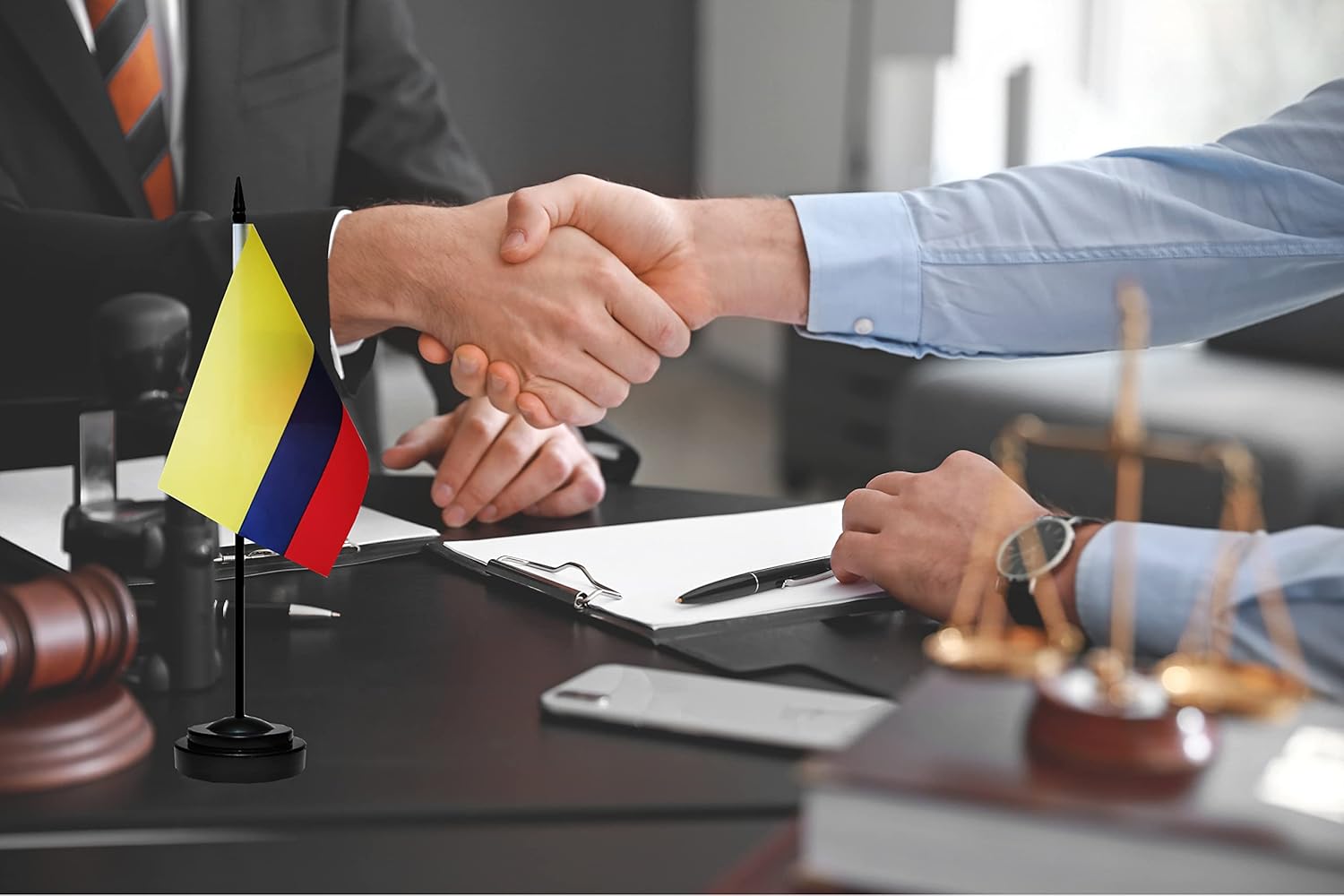 Juego de banderas colombianas de lujo para escritorio de Colombia, pequeñas banderas de escritorio colombianas en miniatura con poste sólido, base
