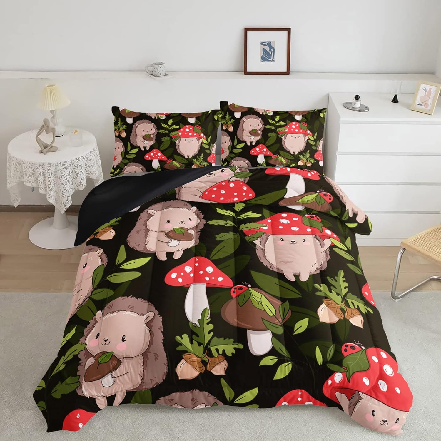 Juego de ropa de cama de erizo lindo juego de edredón de hongos rojos y negros, avellana, hongos salvajes botánico con 2 fundas de almohada, tamaño