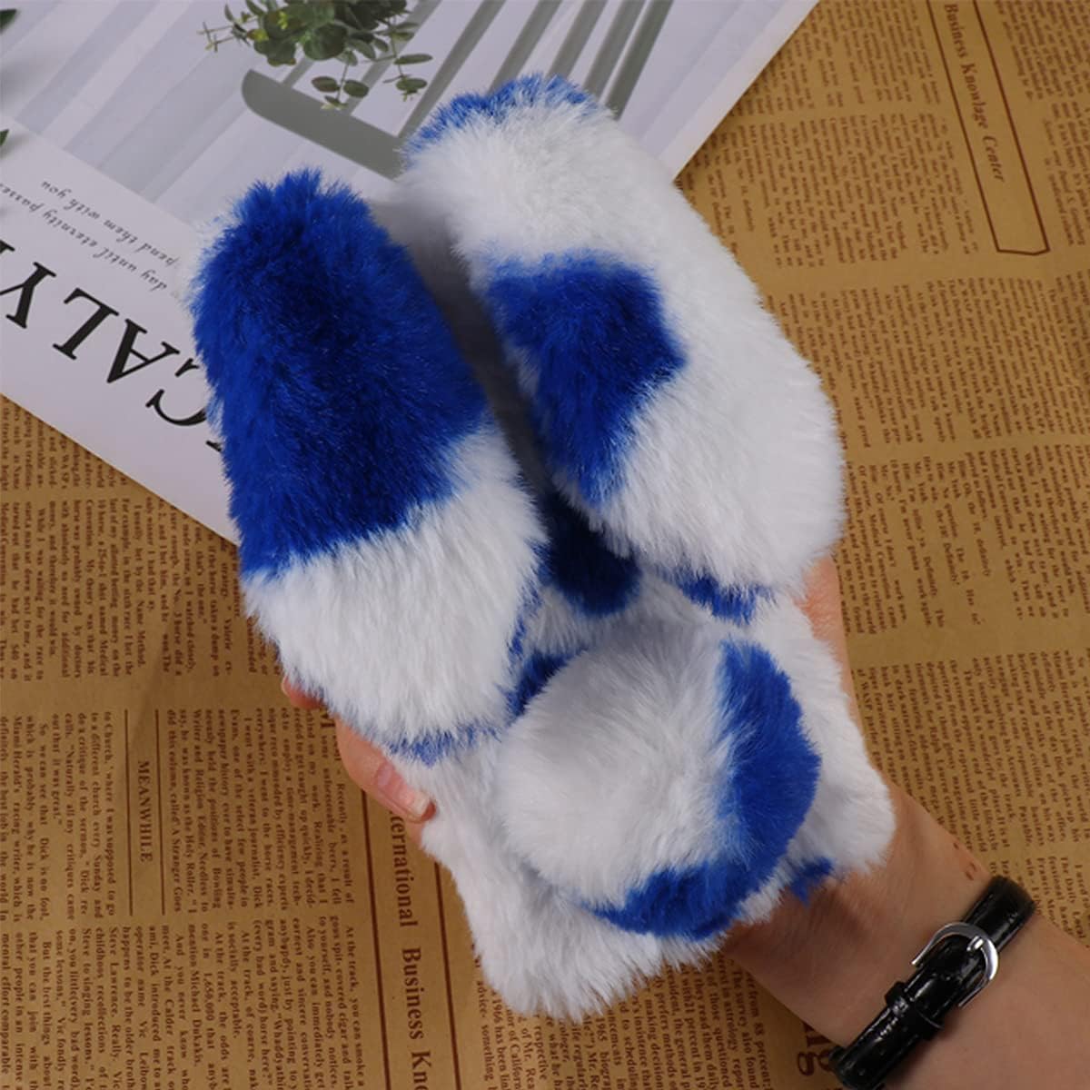 Mikikit Funda de felpa de piel esponjosa azul para A32 5G, lindo conejito manchado peludo femenino funda protectora mullida pelo de conejo, juguete