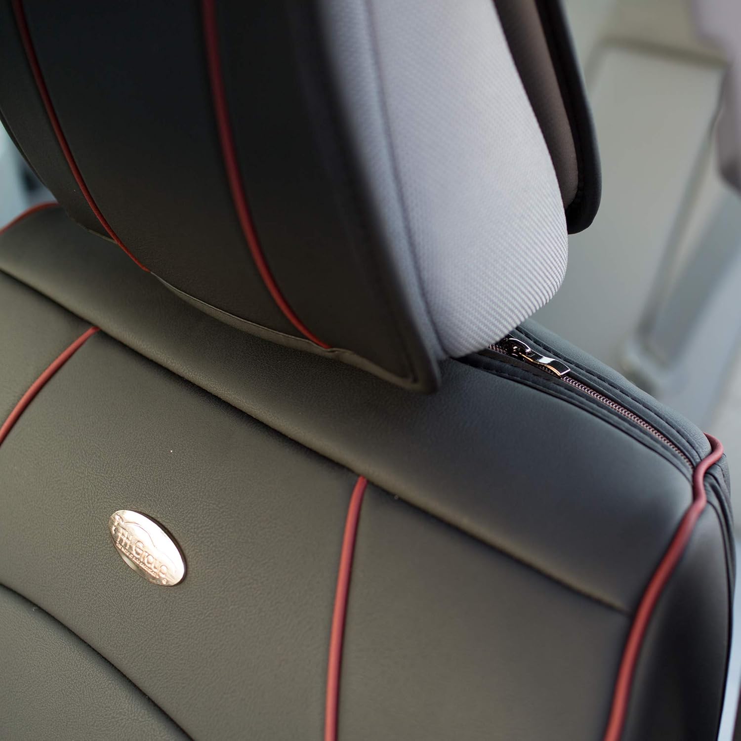 FH Group Funda de asiento de automóvil para asiento trasero dividido, piel sintética negra y ribete rojo, ajuste universal, cojines de asiento y