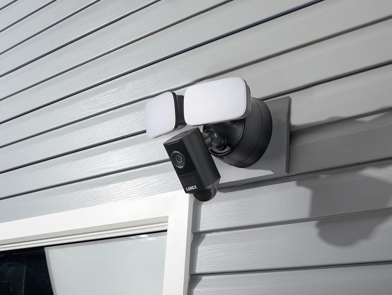 Lorex Cámara de reflector Wi-Fi 2K con LED ajustables, detección de movimiento inteligente, conversación de 2 vías, visión nocturna a color, color