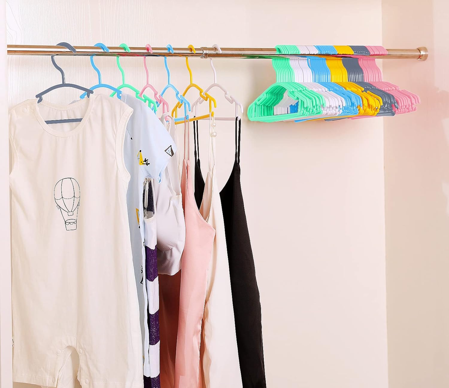 Paquete de 20 perchas blancas para armario de bebé, antideslizantes, para ropa de bebé, regalo de ropa para recién nacidos, colgador de plástico