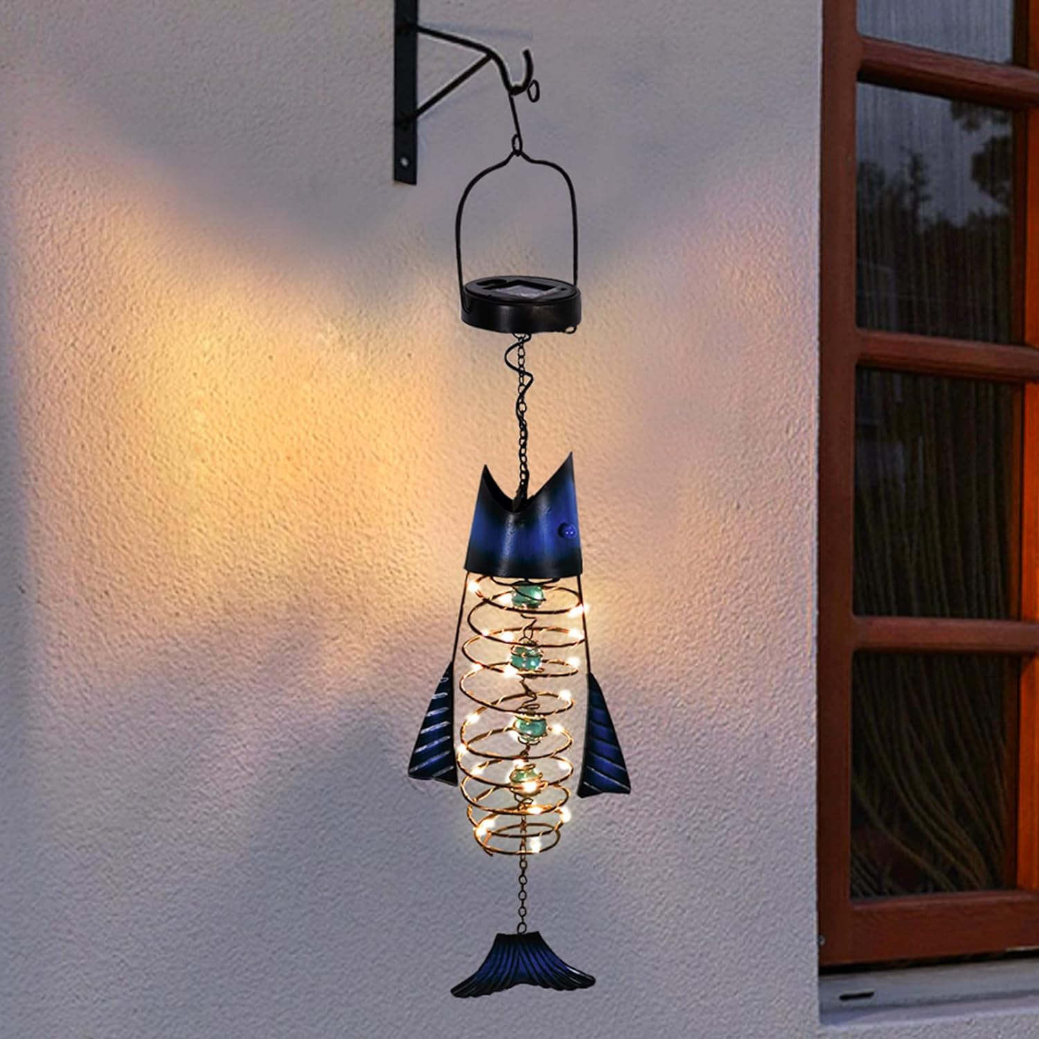 HONGLAND Paquete de 2 faroles solares para exteriores  Decoración colgante de peces de metal  Luces LED cálidas impermeables para exteriores