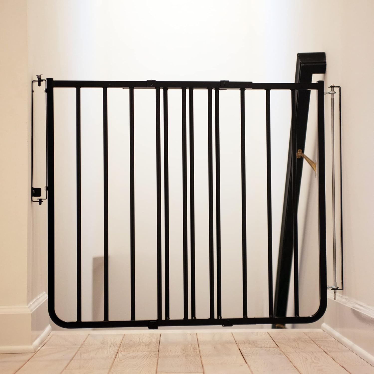 Puerta especial para escalera marca Cardenal Gates, Negro