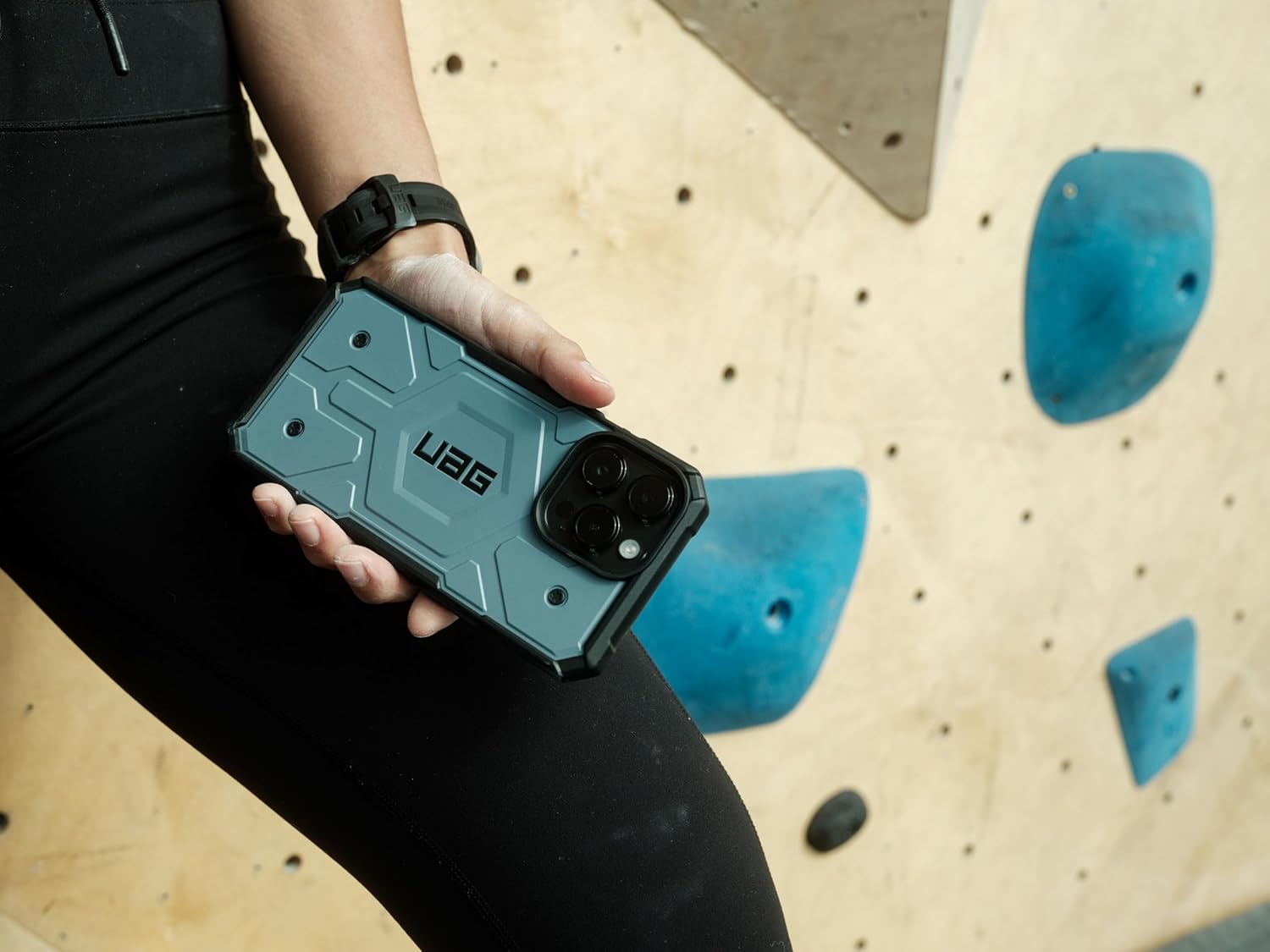 URBAN ARMOR GEAR UAG – Funda compatible con iPhone 15 Pro de 6.1 pulgadas, Pathfinder Cloud Blue, imán integrado compatible con carga MagSafe, funda
