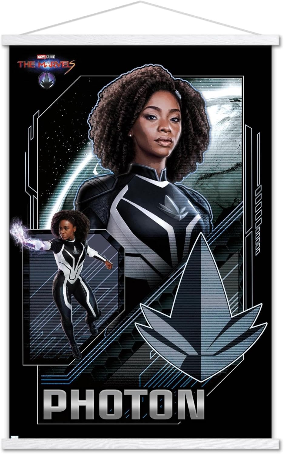 Trends International Marvel The Marvels – Póster de pared con fotones, 22.37 x 34.00 pulgadas, paquete de impresión premium y colgador blanco
