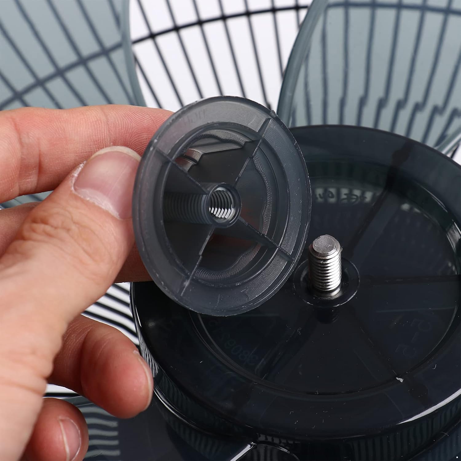 CHICTRY Ventilador universal de plástico silencioso, 5 hojas con cubierta de tuerca para ventilador de pie de 1214 pulgadas, ventilador de mesa,