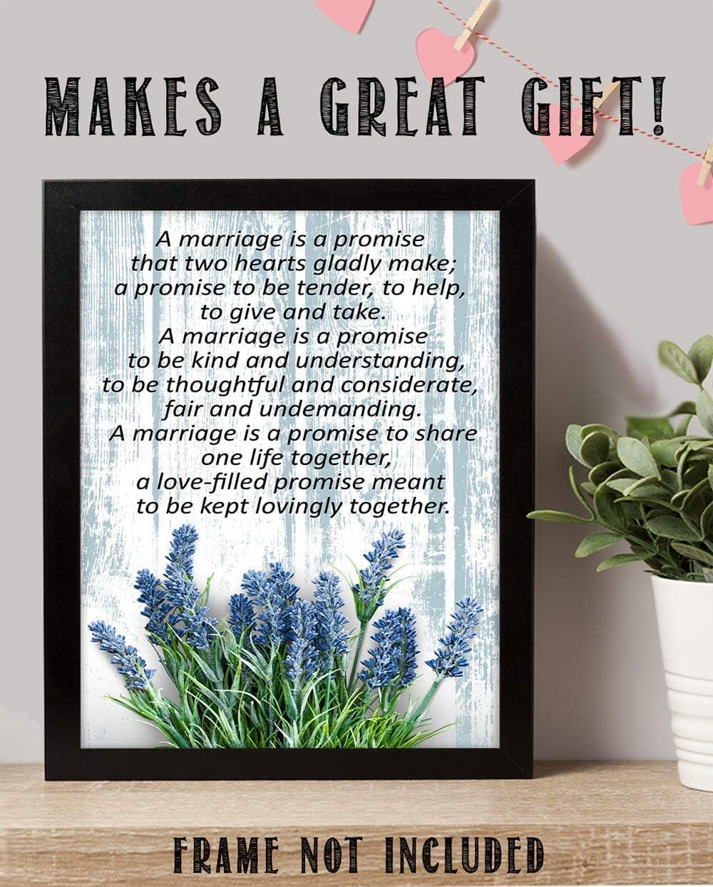 Romántico, con texto en inglés “A Marriage is a Promise.” Staying Together, aspecto vintage de madera con flores de lavanda azules y palabras
