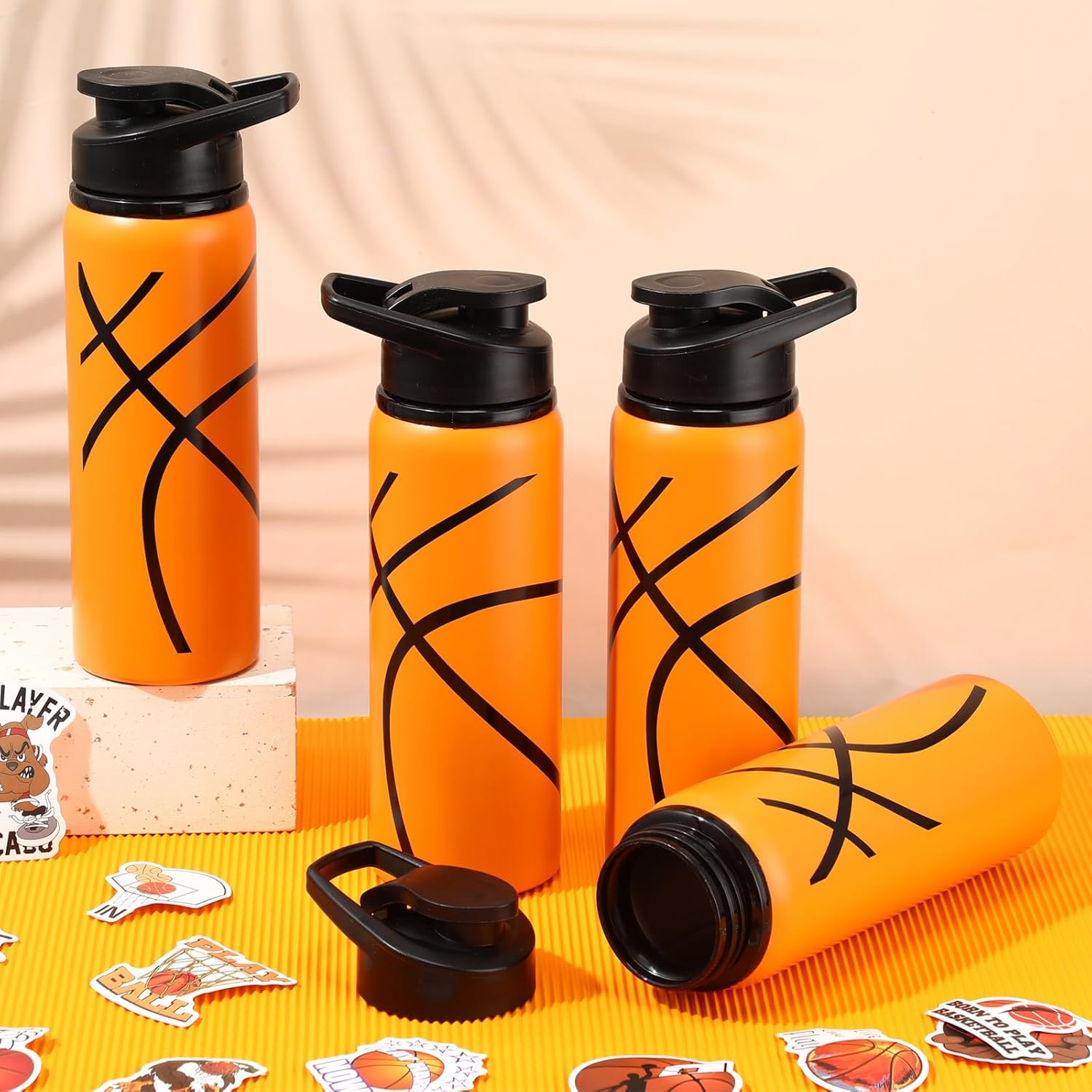 Gerrii 12 botellas de agua a granel de 22 onzas con tapa a presión, botellas reutilizables, 100 calcomanías, casco, calcomanías de premio, regalos