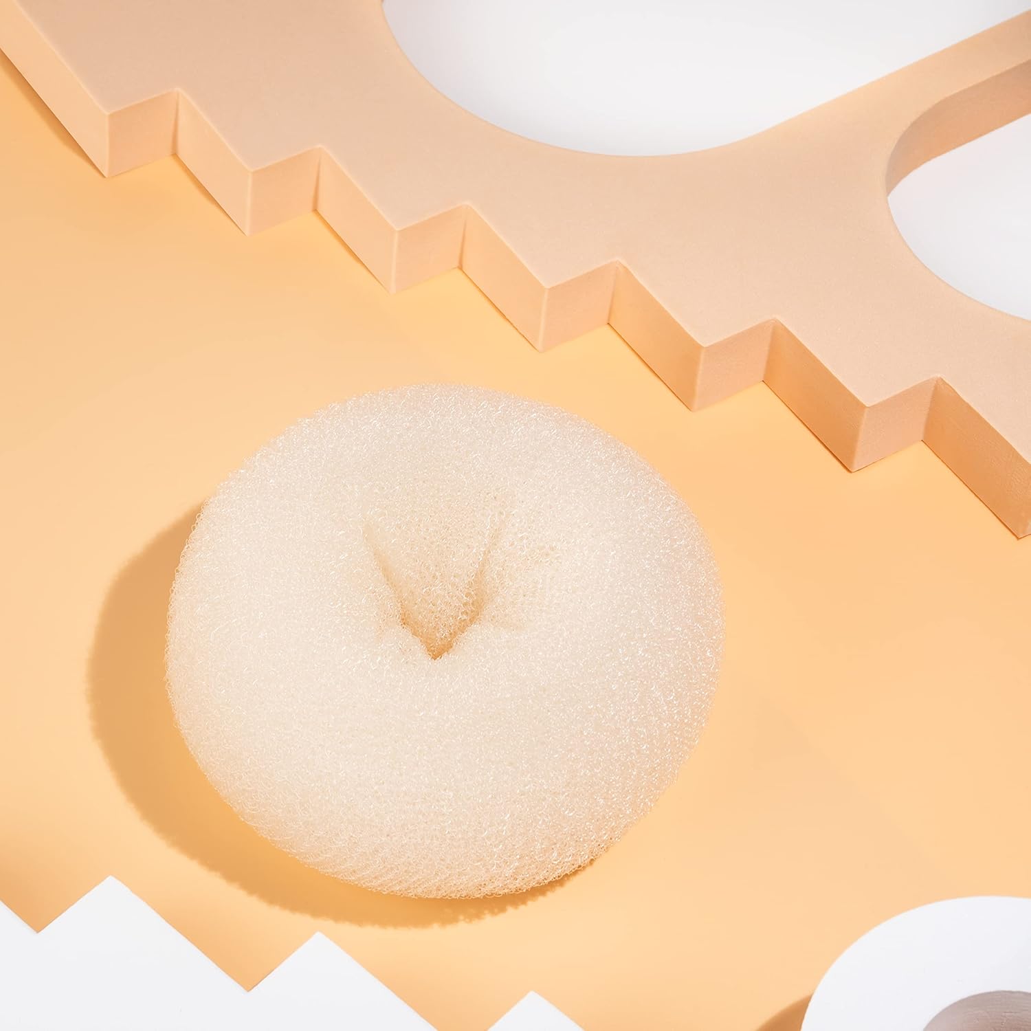 Miss Pouty Máquina para hacer moños para el cabello (rubio)  Moldeador de bollos de rosquilla estilo anillo  Máquina para hacer bollos para el