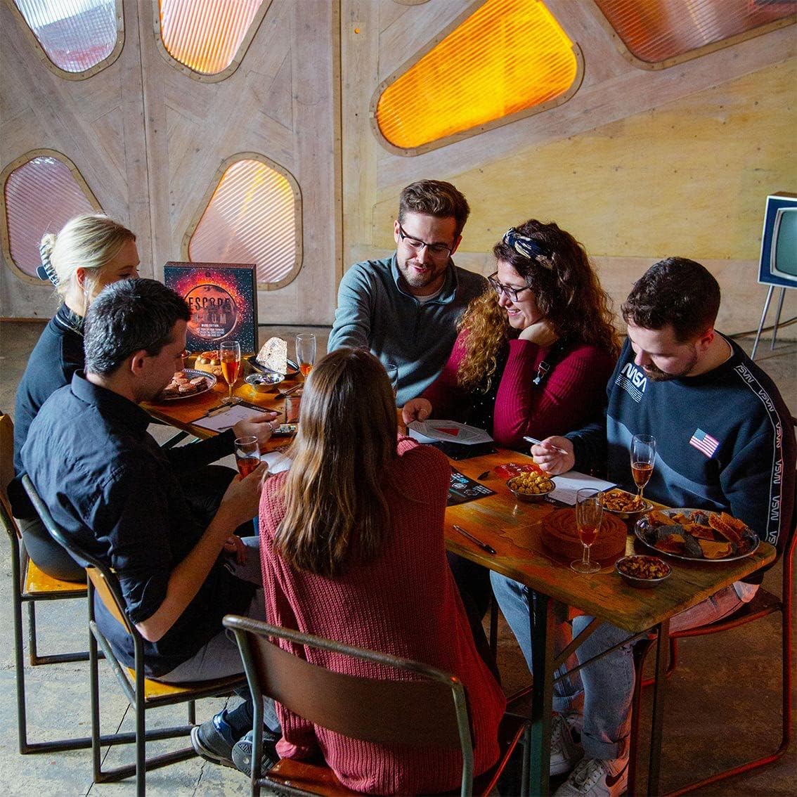 Talking Tables Mars Space – Juego de Escape Room con temática espacial  Organiza tu propia noche de juegos  para cumpleaños, cena, entretenimiento