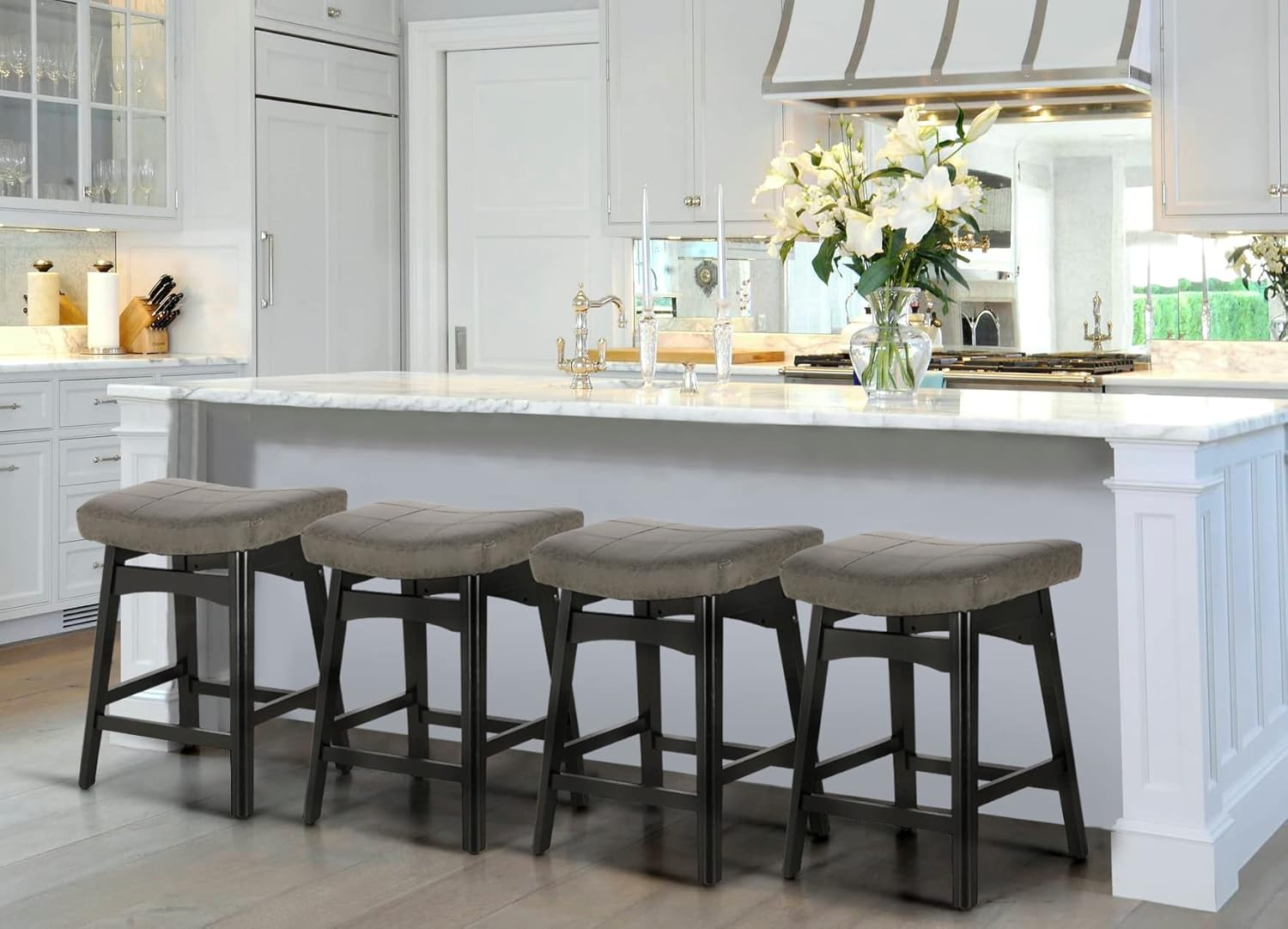 MAISON ARTS Juego de 4 taburetes de bar grises para encimera de cocina, patas de madera maciza con asiento de silla de montar de piel sintética,